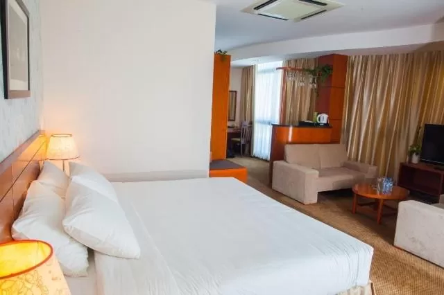 Bedroom, Bed in River Hotel