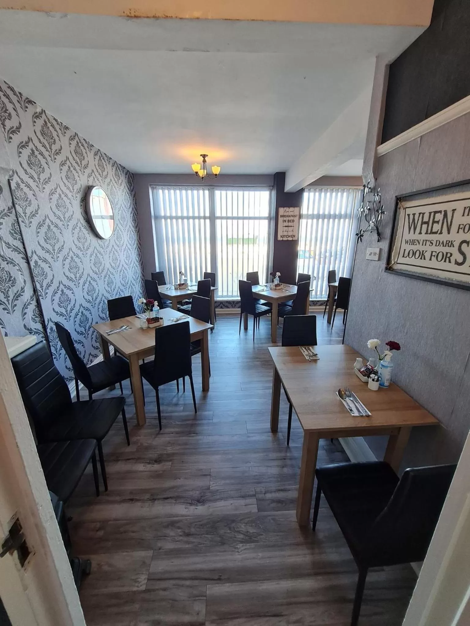 Restaurant/places to eat in Queens Plaza Hotel