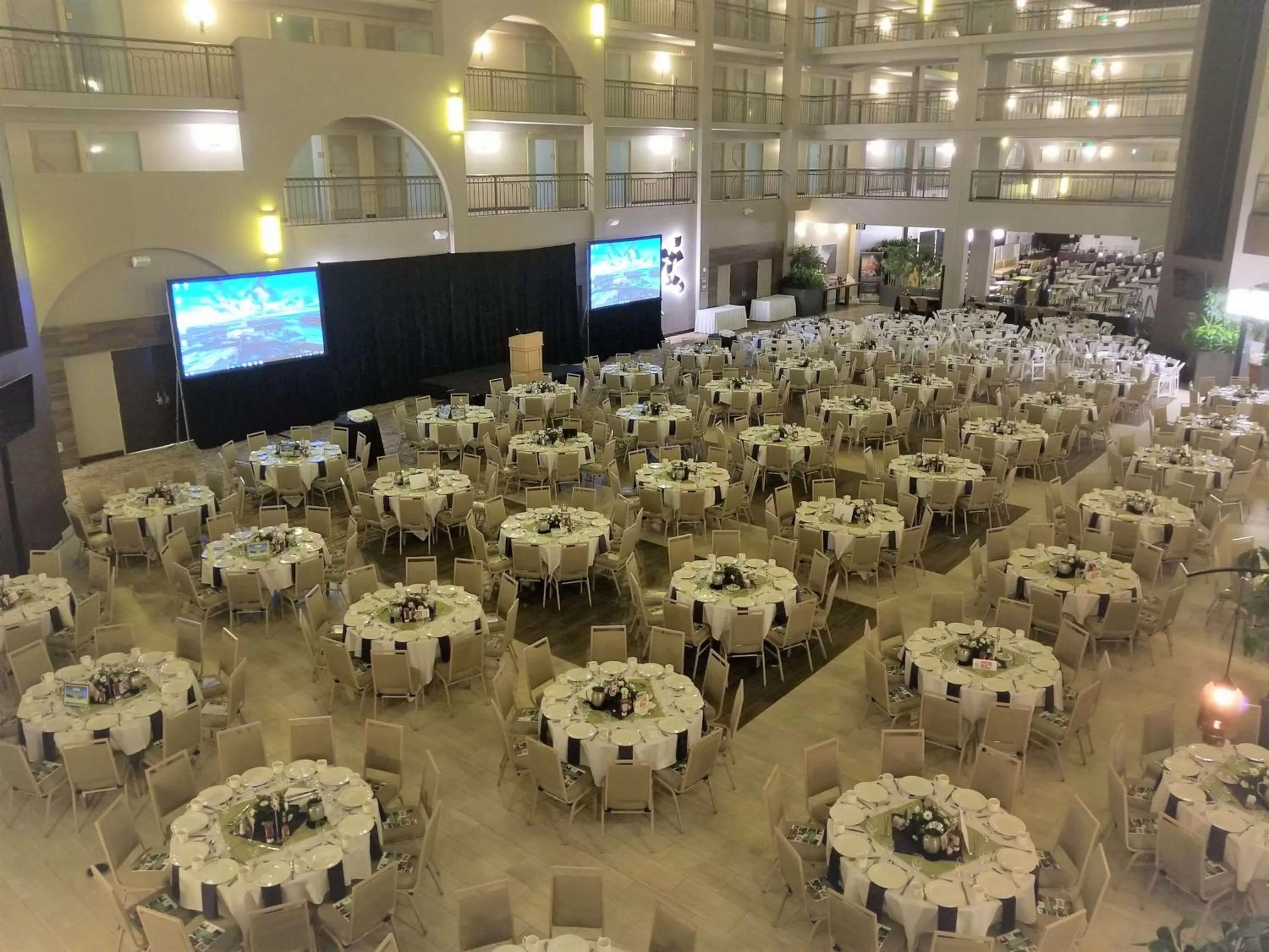Lobby or reception in Embassy Suites by Hilton Seattle North Lynnwood