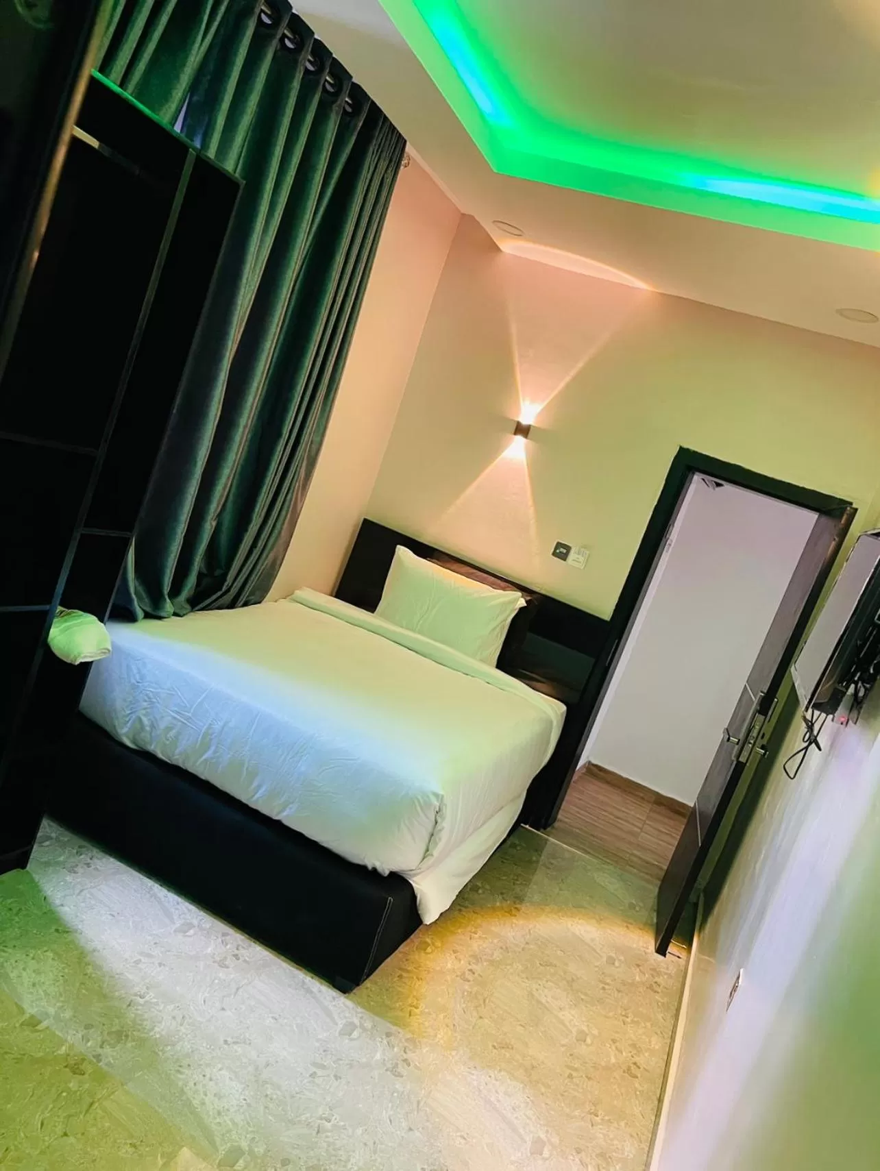 Bedroom, Bed in Beniks courtyard Hotel