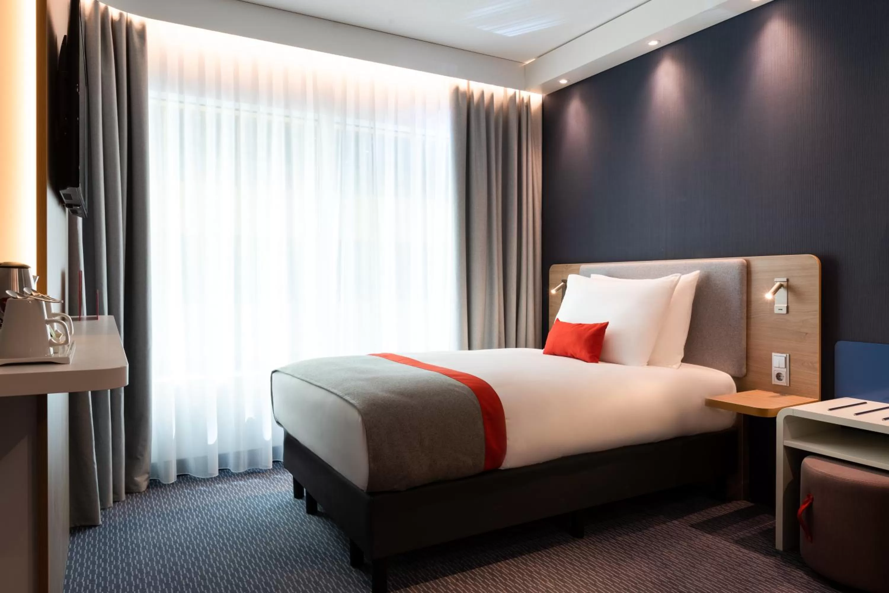 Standard Queen room with Mobility Access with roll in shower and sofa bed in Holiday Inn Express - Almere, an IHG Hotel