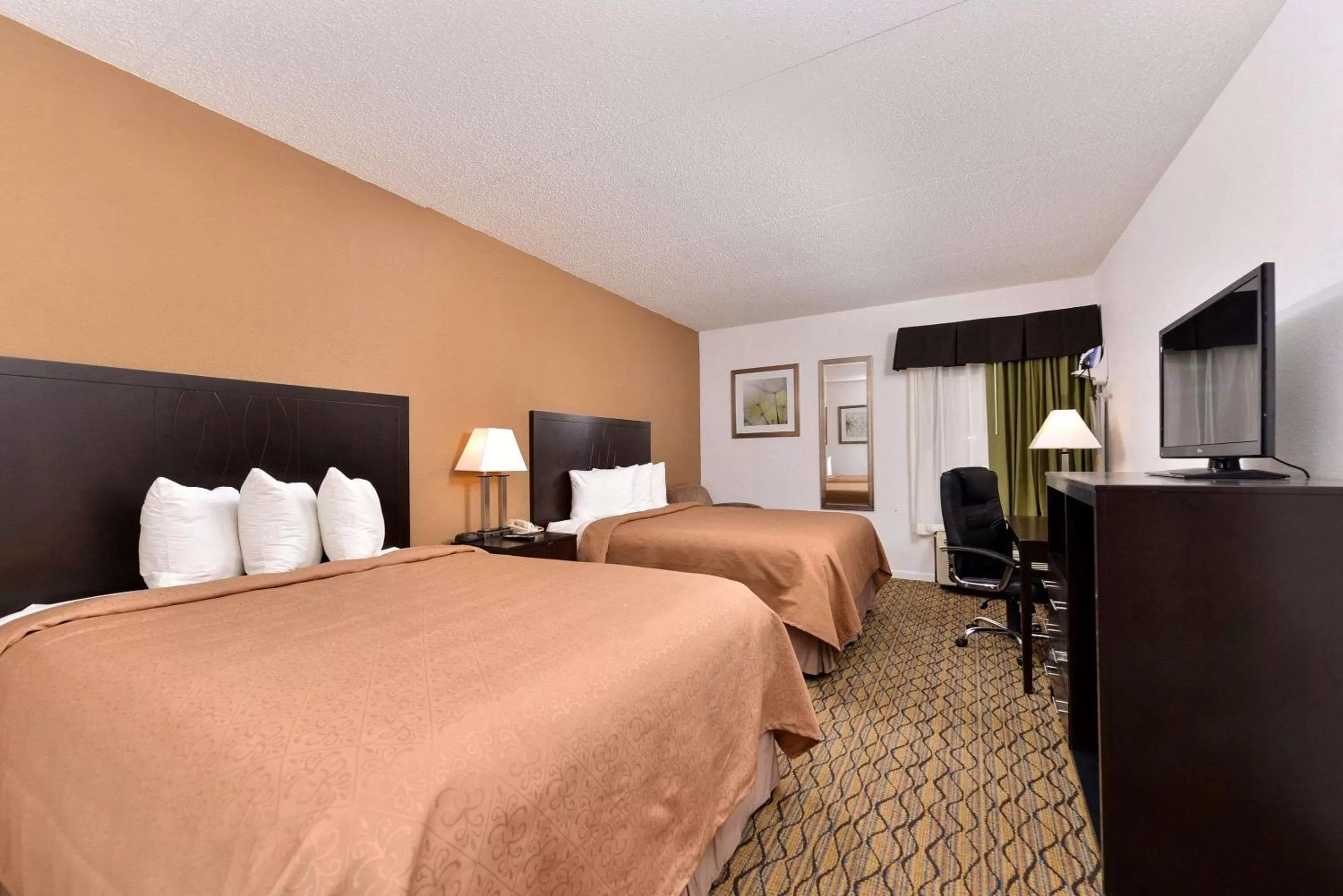 Photo of the whole room, Bed in Quality Inn & Suites Matteson near I-57