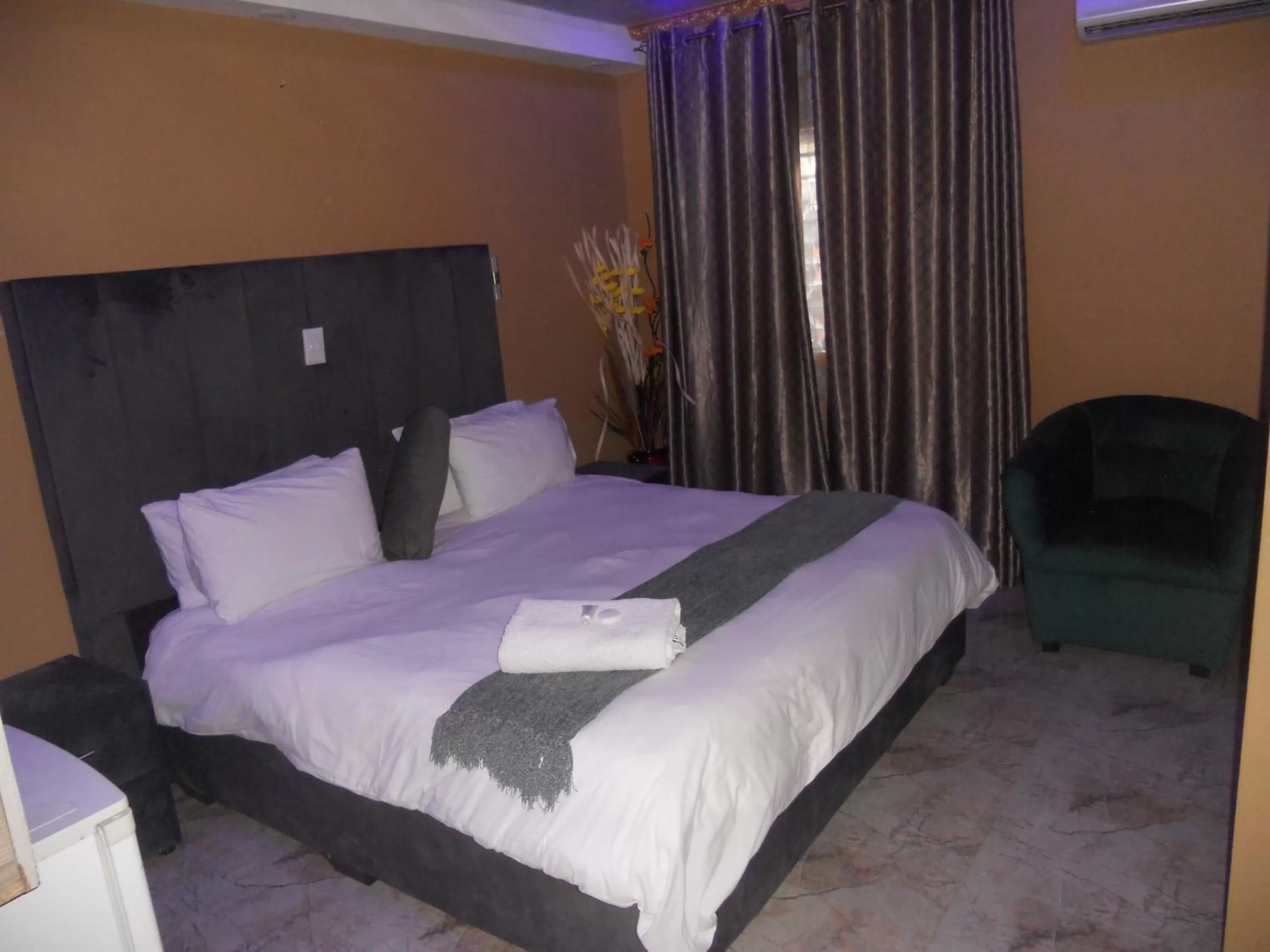 Bed in Gold Crown International Hotel Johannesburg