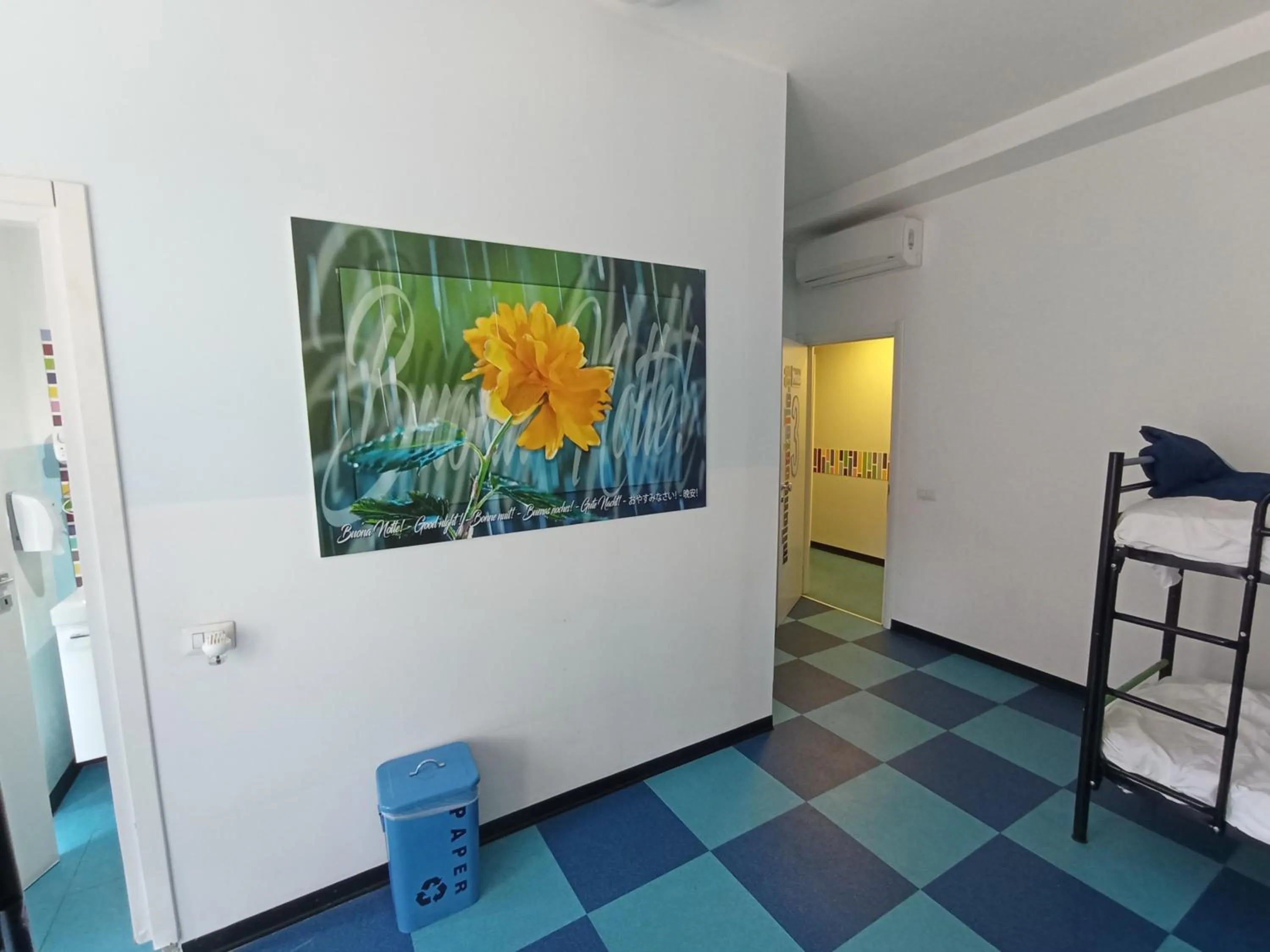 room service, Bed in Milano Ostello