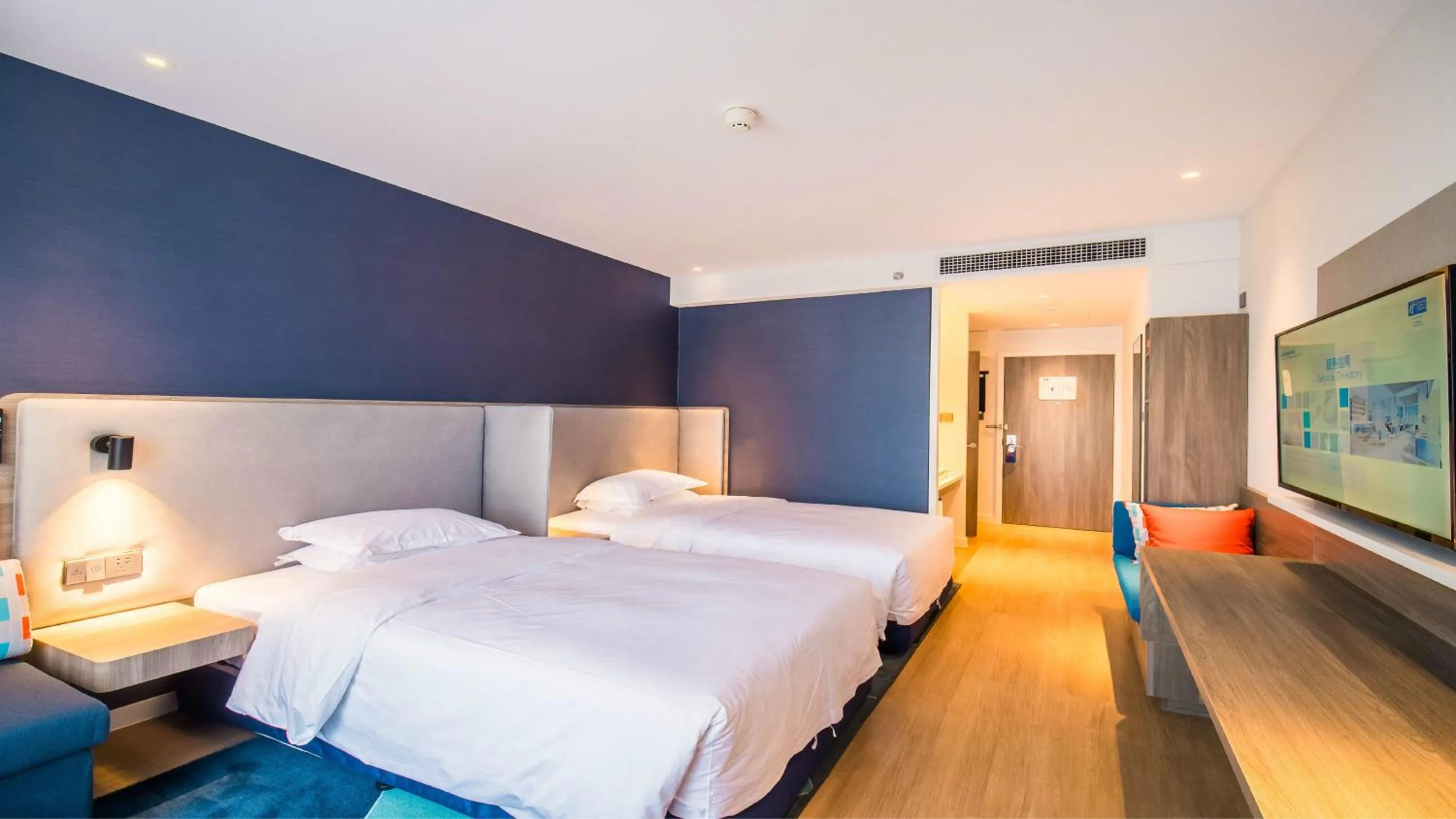 Photo of the whole room, Bed in Holiday Inn Express Kunming West by IHG