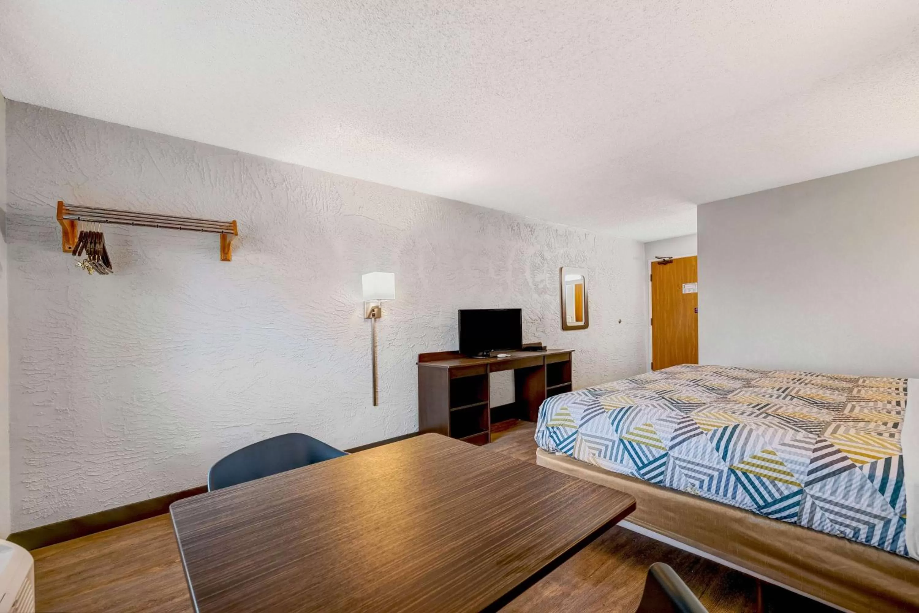 Bedroom, Bed in Motel 6-Elk Grove Village, IL - O'Hare