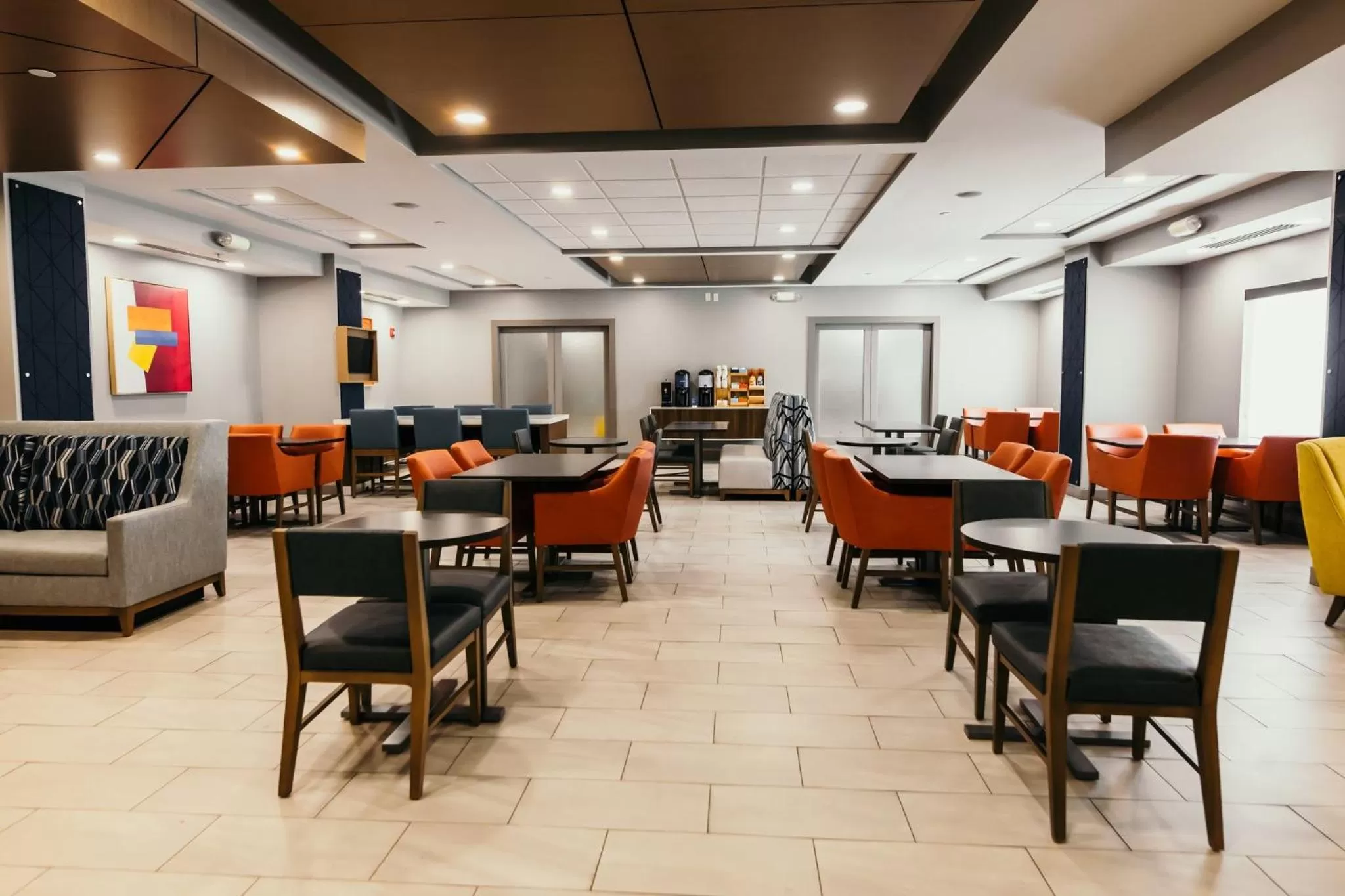 Breakfast in Holiday Inn Express and Suites Urbandale Des Moines by IHG