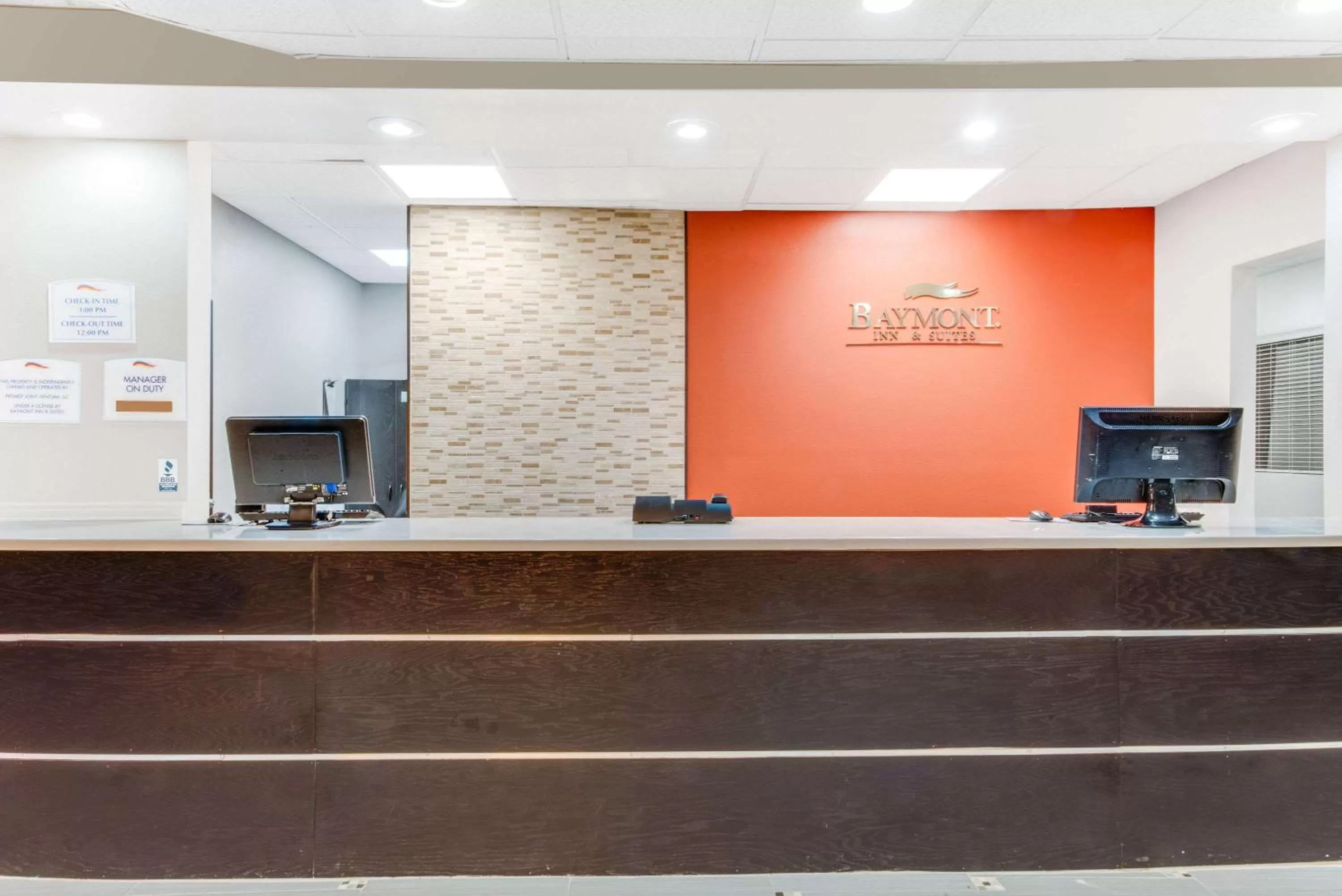 Lobby or reception in Baymont by Wyndham Midland Airport