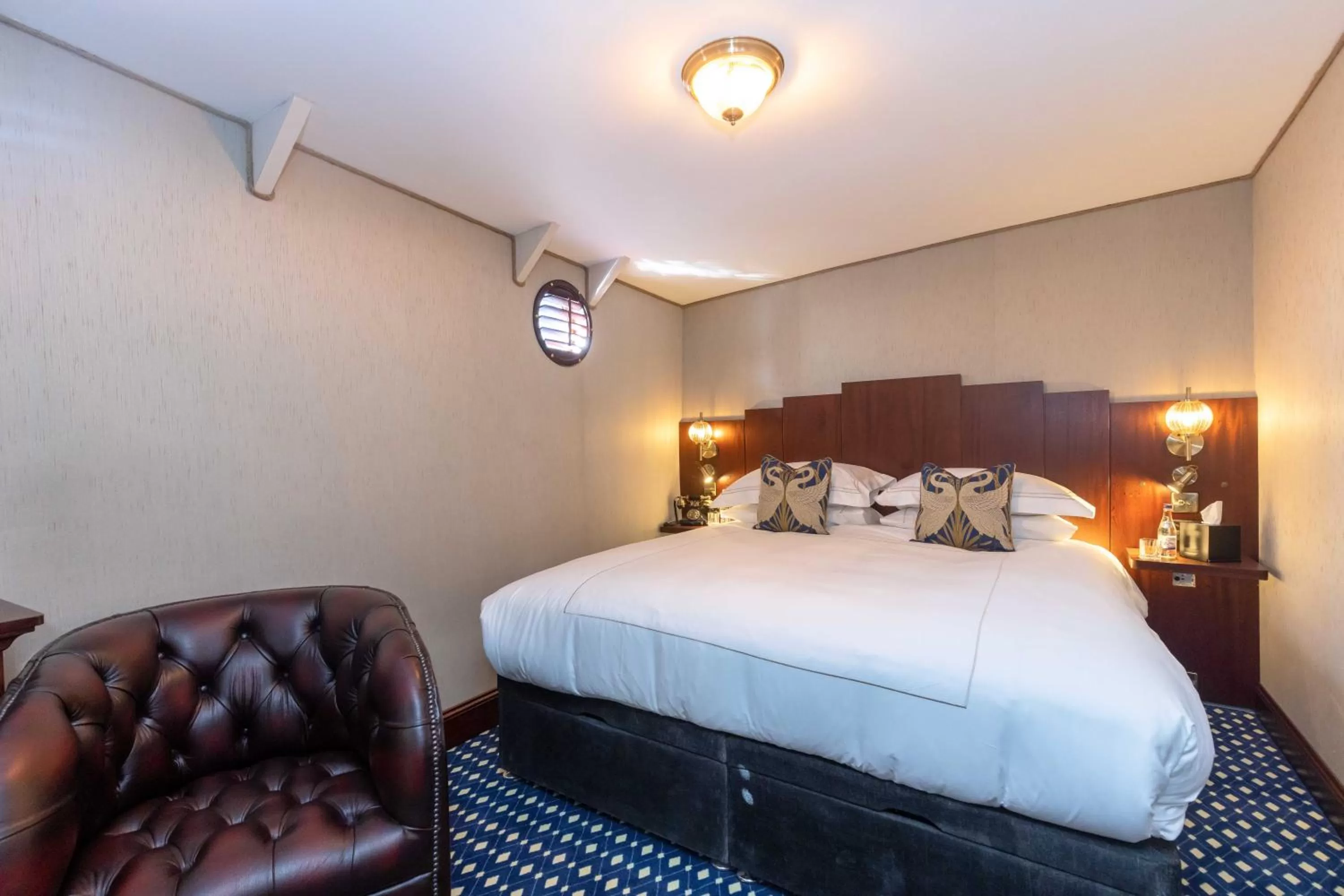 Shower, Bed in Ocean Mist Leith