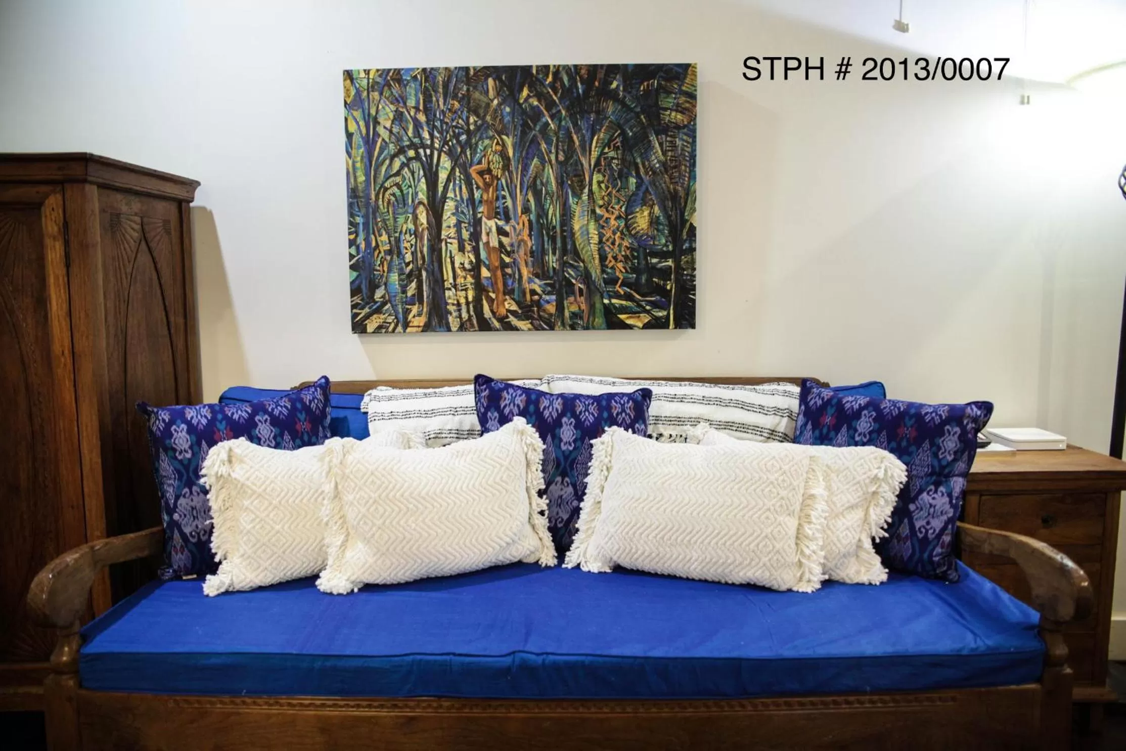 Living room, Bed in Paia Inn