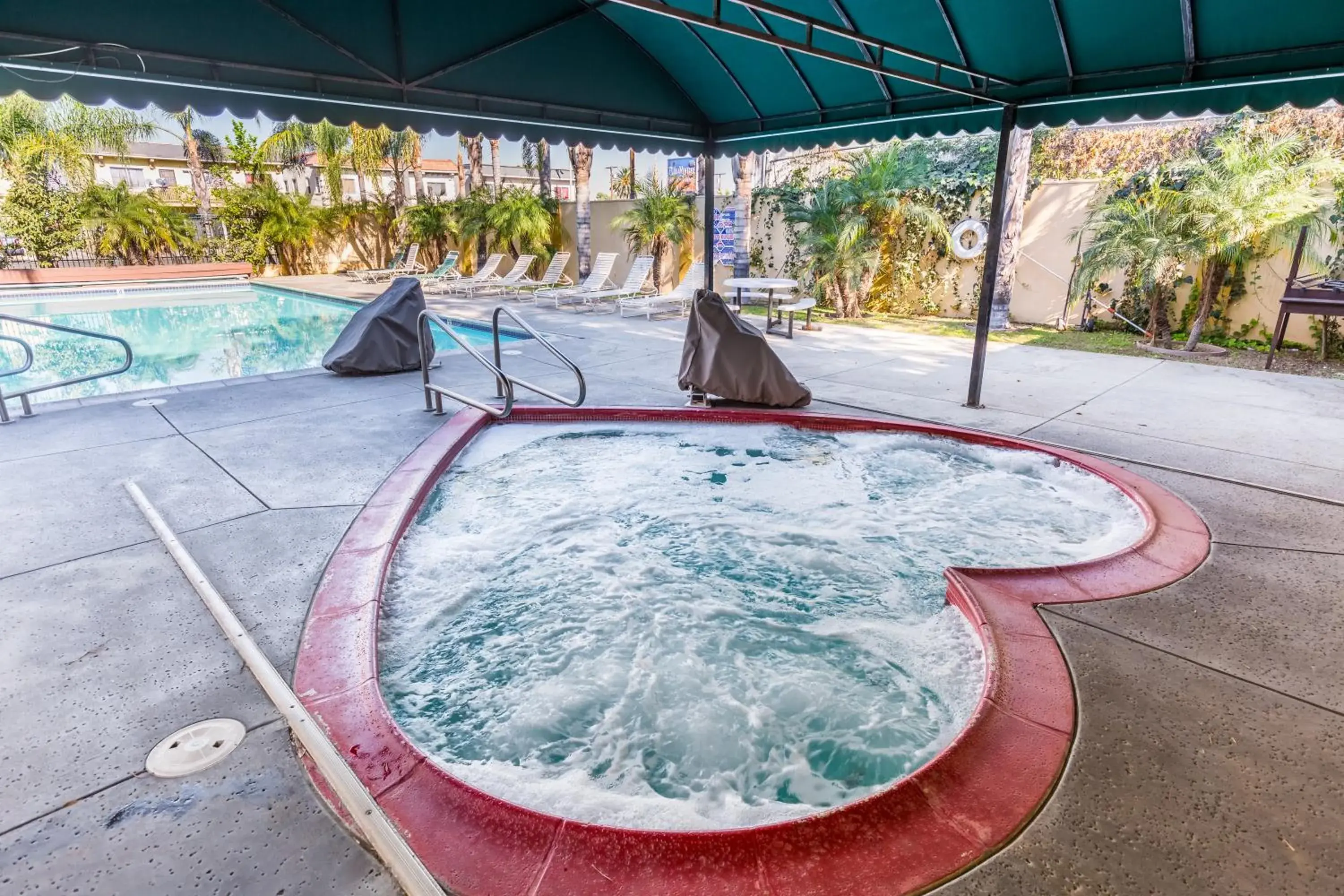 Swimming Pool in Colonial Pool & Spa Motel Swimming Pool in Colonial Pool & Spa Motel