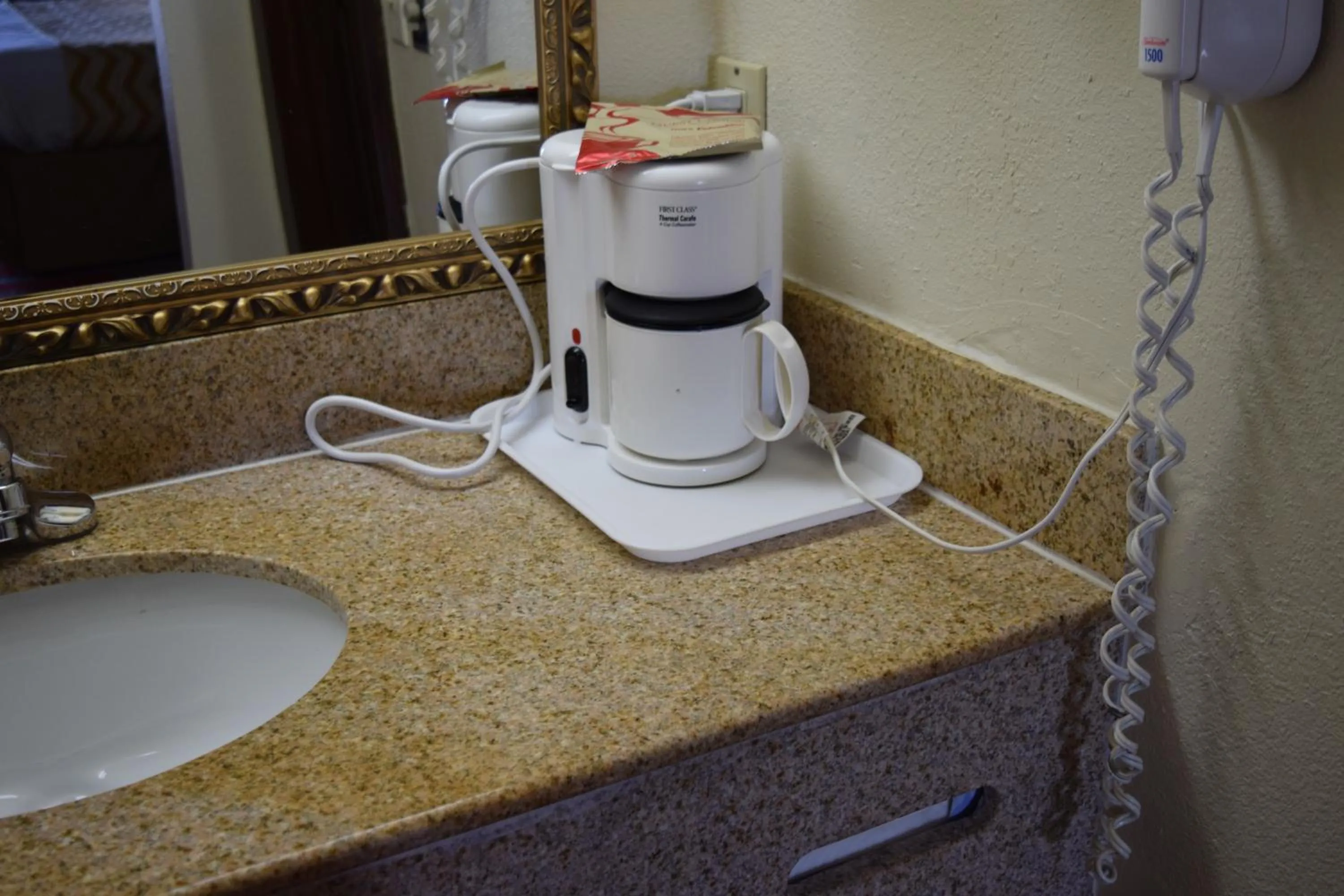 Coffee/tea facilities in Travelodge Inn & Suites by Wyndham Norman