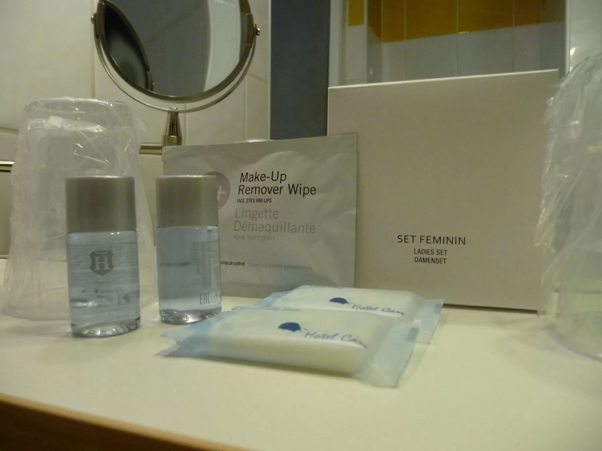 Bathroom in LOGIS Hôtel Du Théâtre