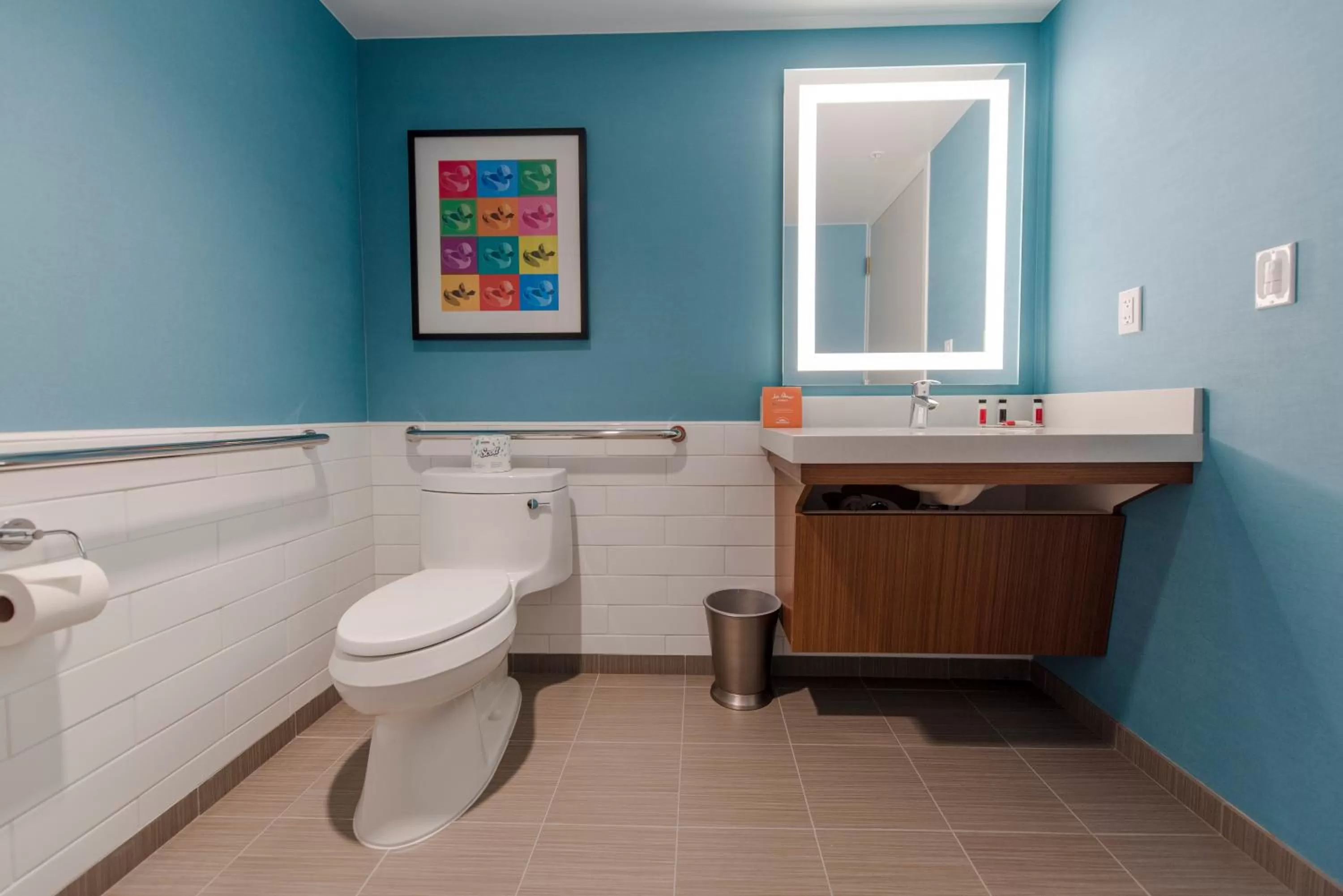 Toilet in Howard Johnson by Wyndham Anaheim Hotel & Water Playground