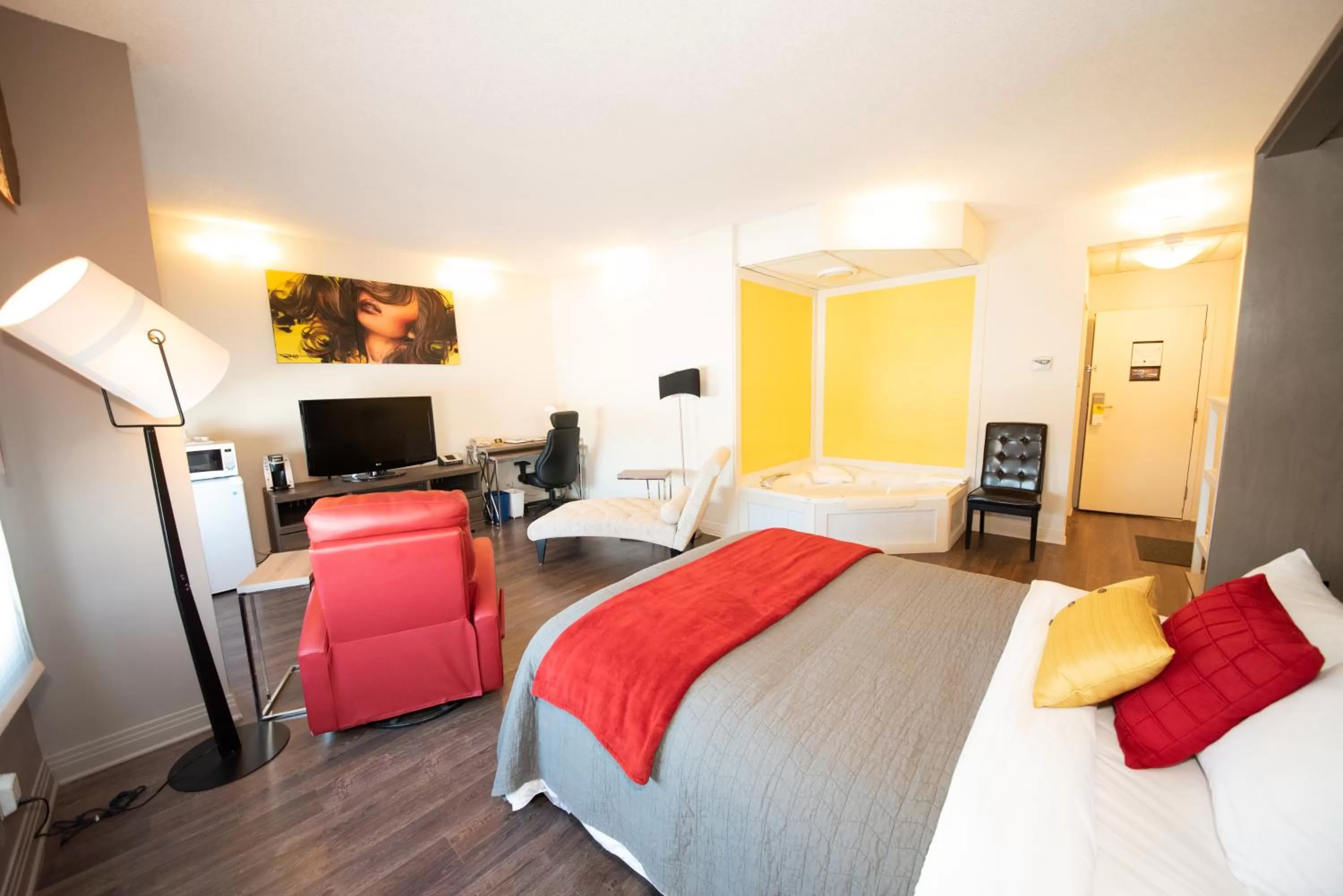 Photo of the whole room, Bed in Days Inn by Wyndham Berthierville