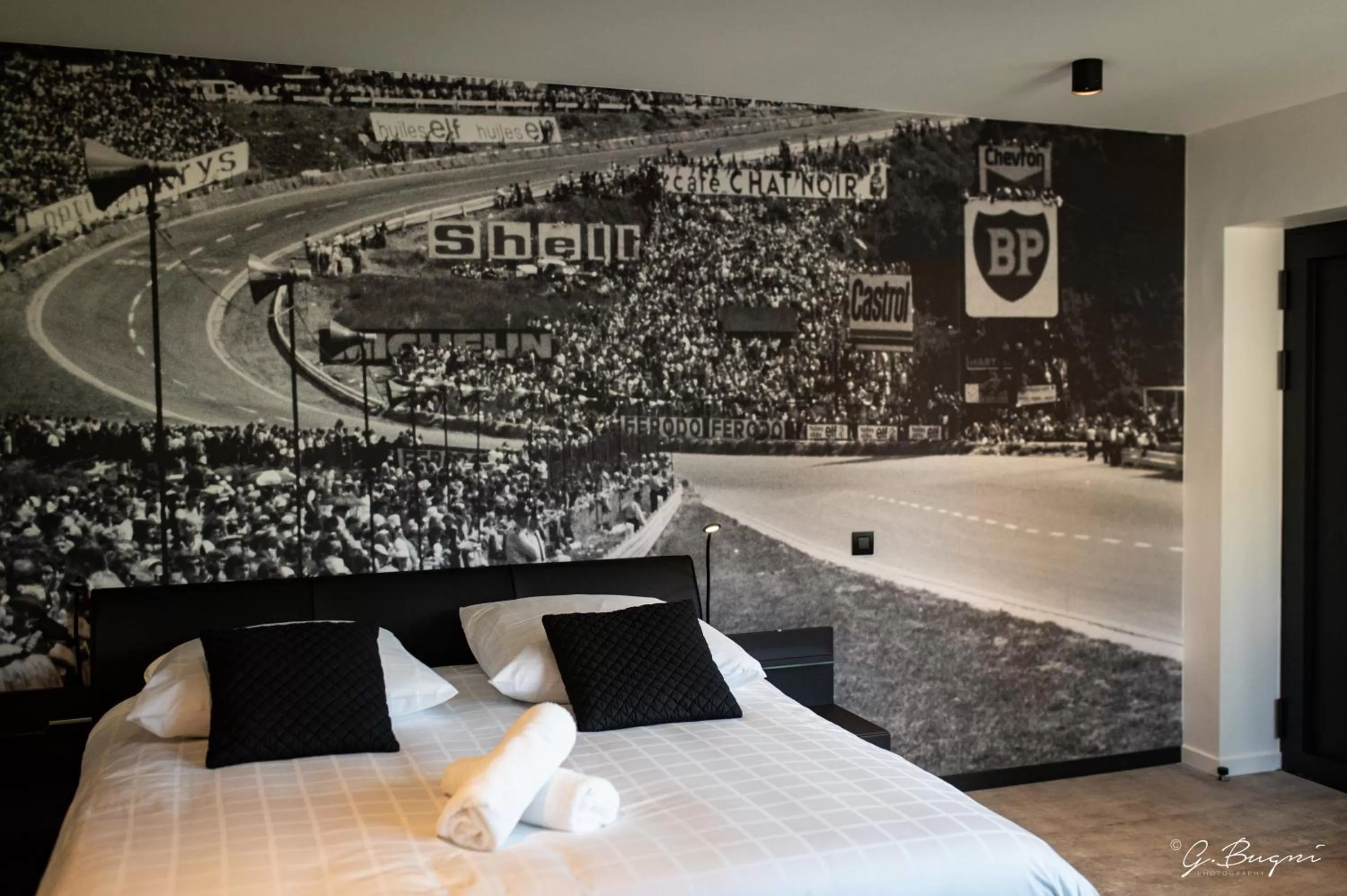 Bed in La Reine Hôtel & Restaurant