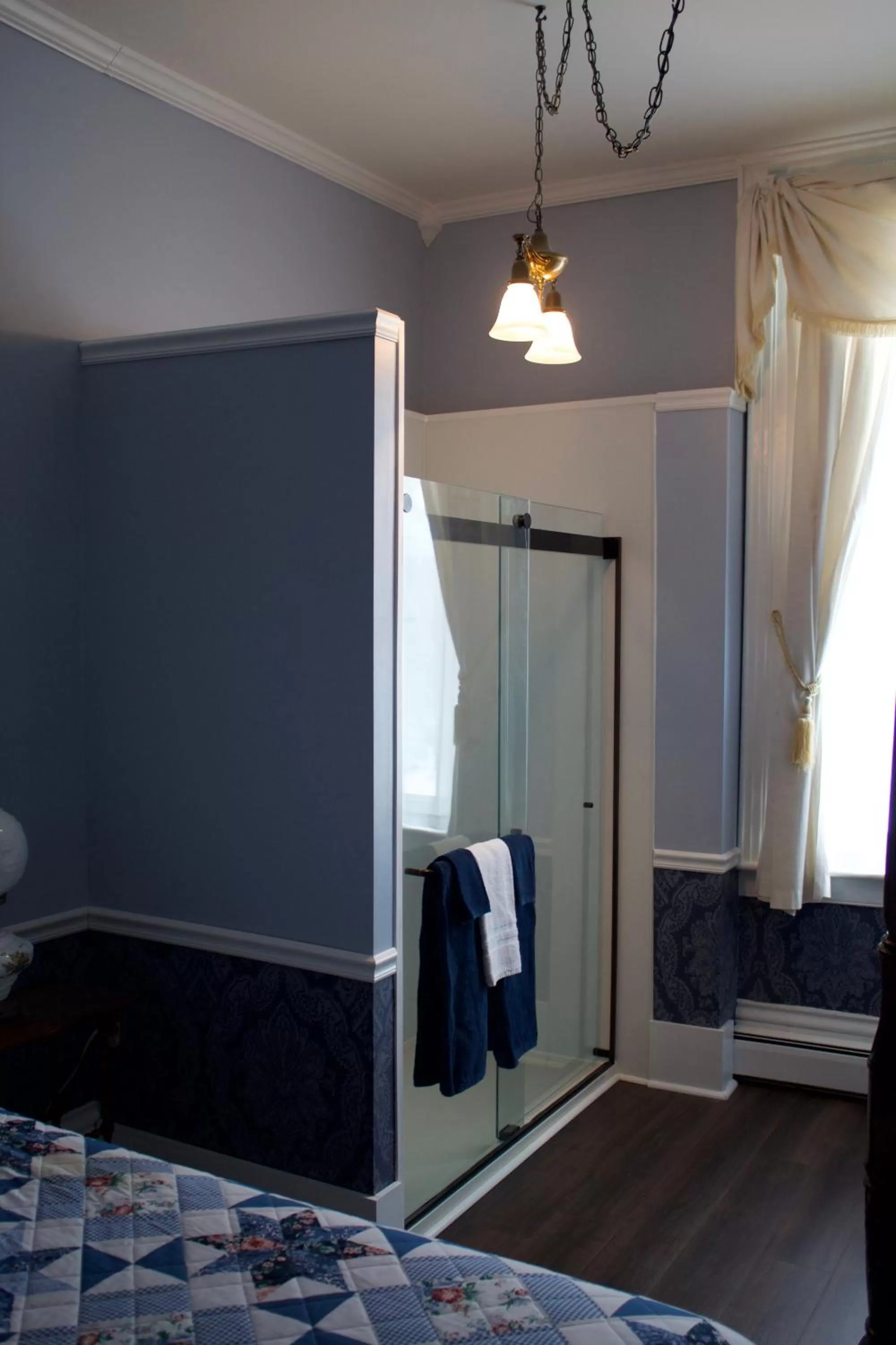 Shower in The Gridley Inn B&B