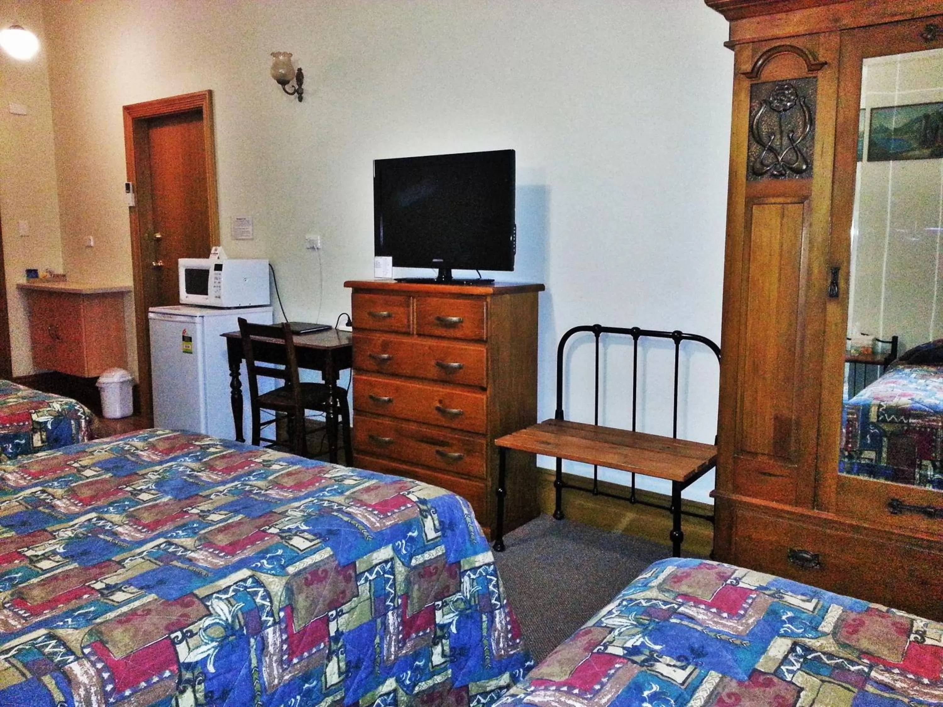 TV and multimedia, Bed in Sonbern Lodge Motel