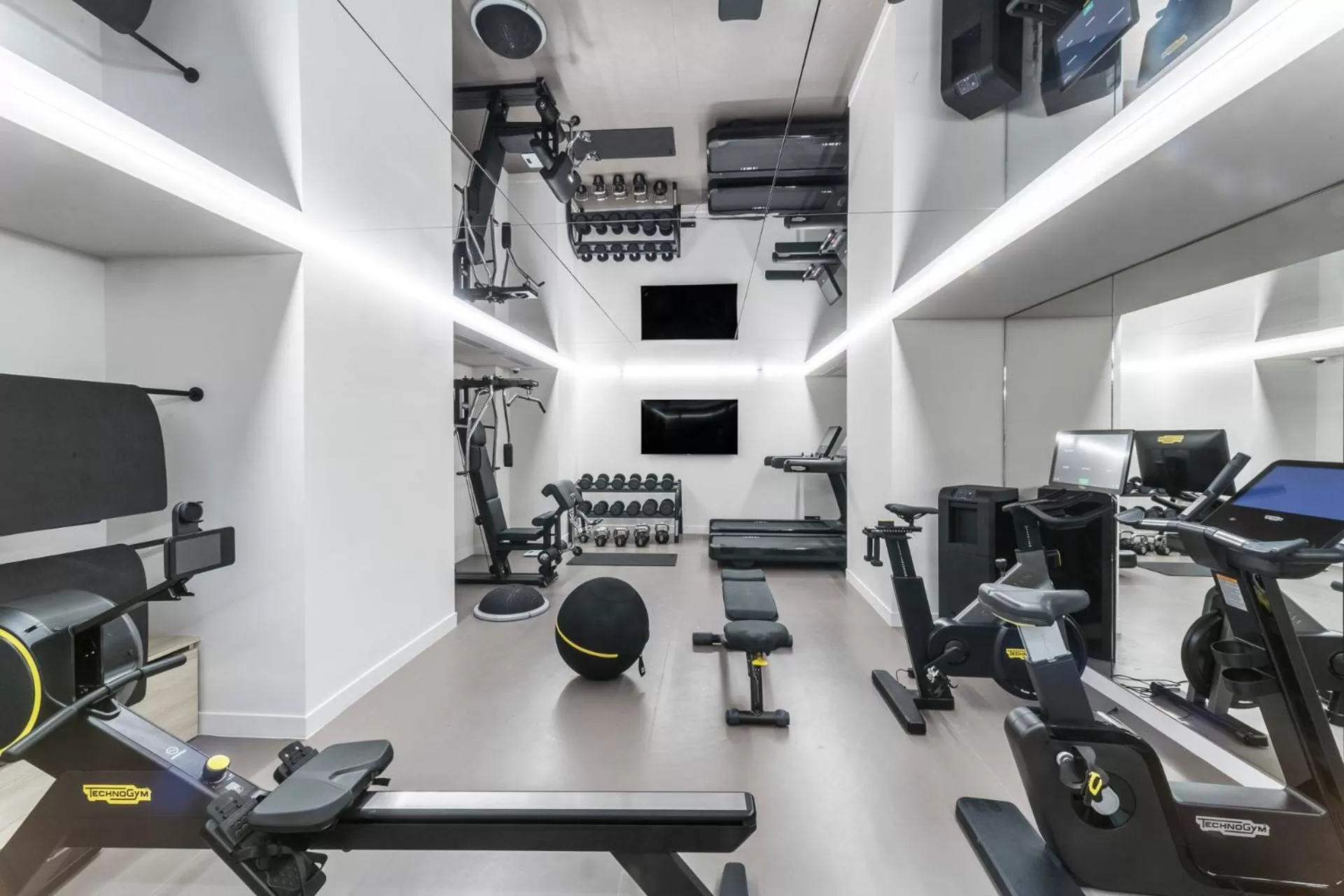 Fitness centre/facilities in Kimpton - St Honoré Paris by IHG