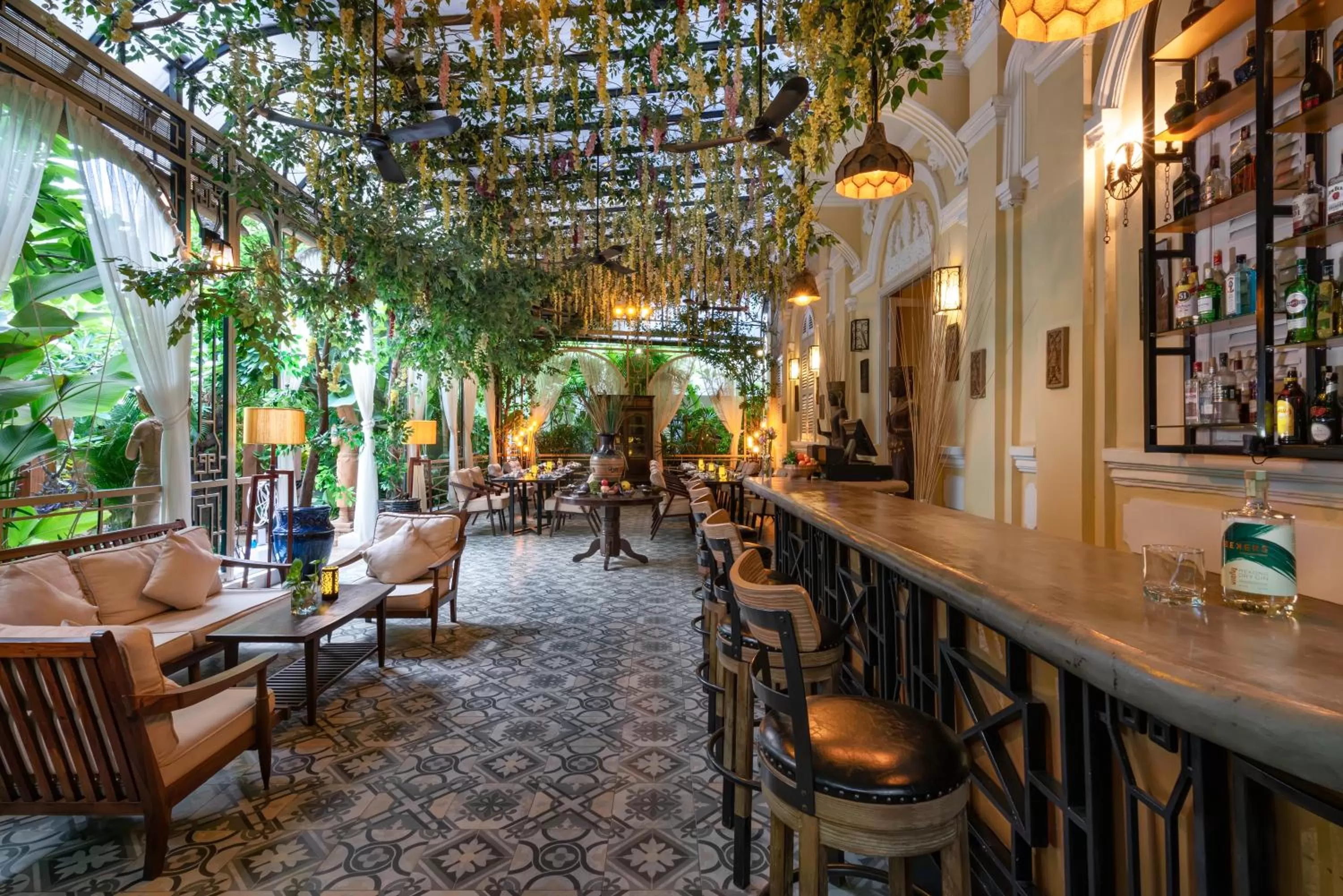 Restaurant/places to eat in Palace Gate Hotel & Resort by EHM