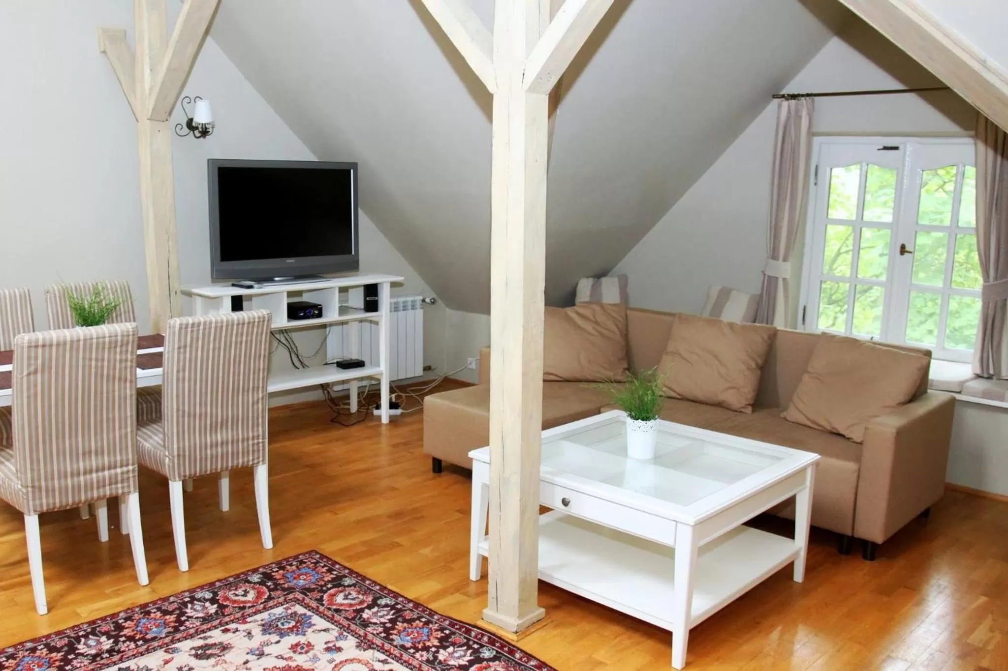 Living room in Dedek Park - historyczny dworek w pięknym Parku Skaryszewskim obok Stadionu Narodowego