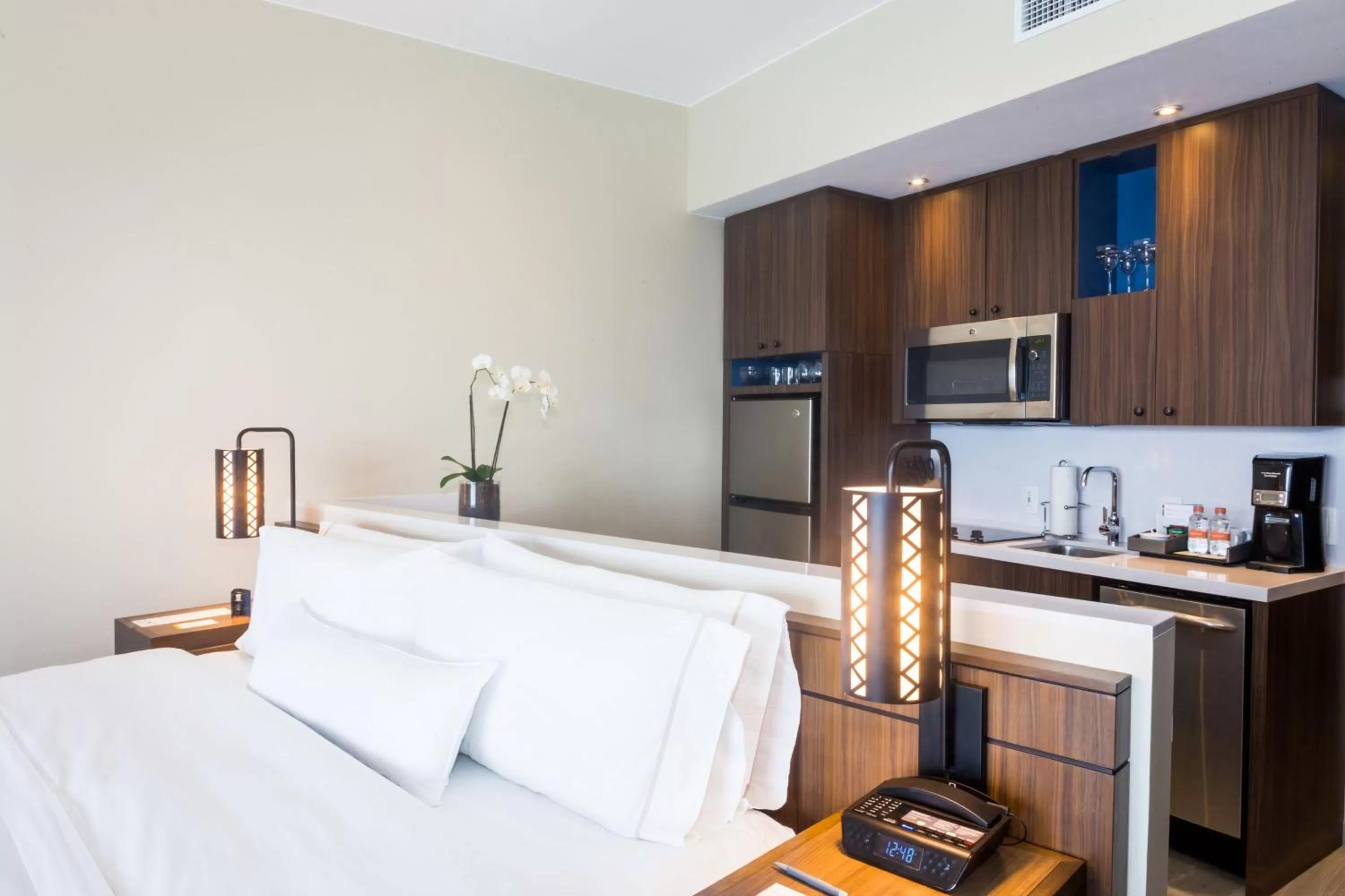 Kitchen or kitchenette, Bed in The Westin Los Cabos Resort Villas
