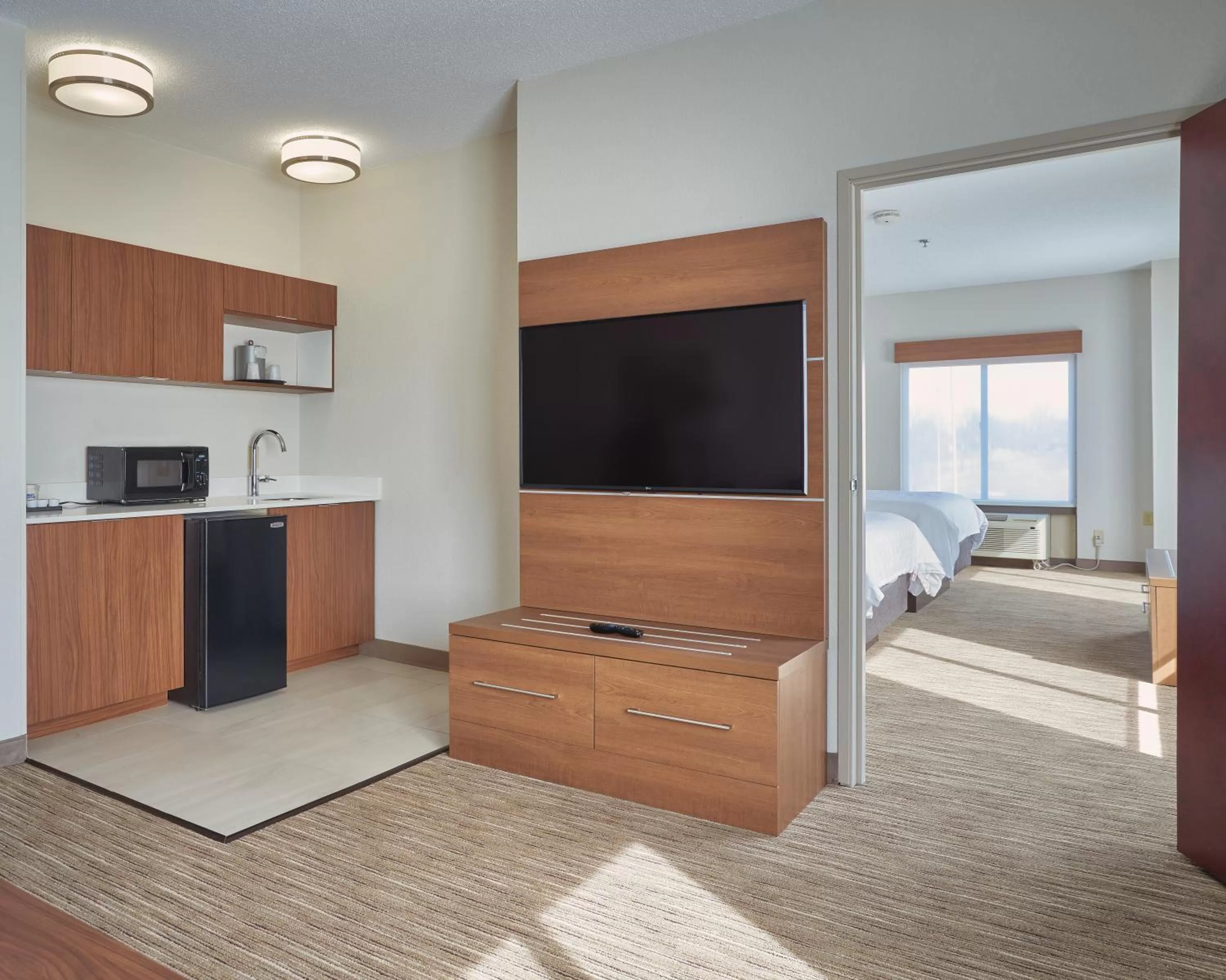 Bedroom in Holiday Inn Express Hotel and Suites Akron South-Airport Area by IHG