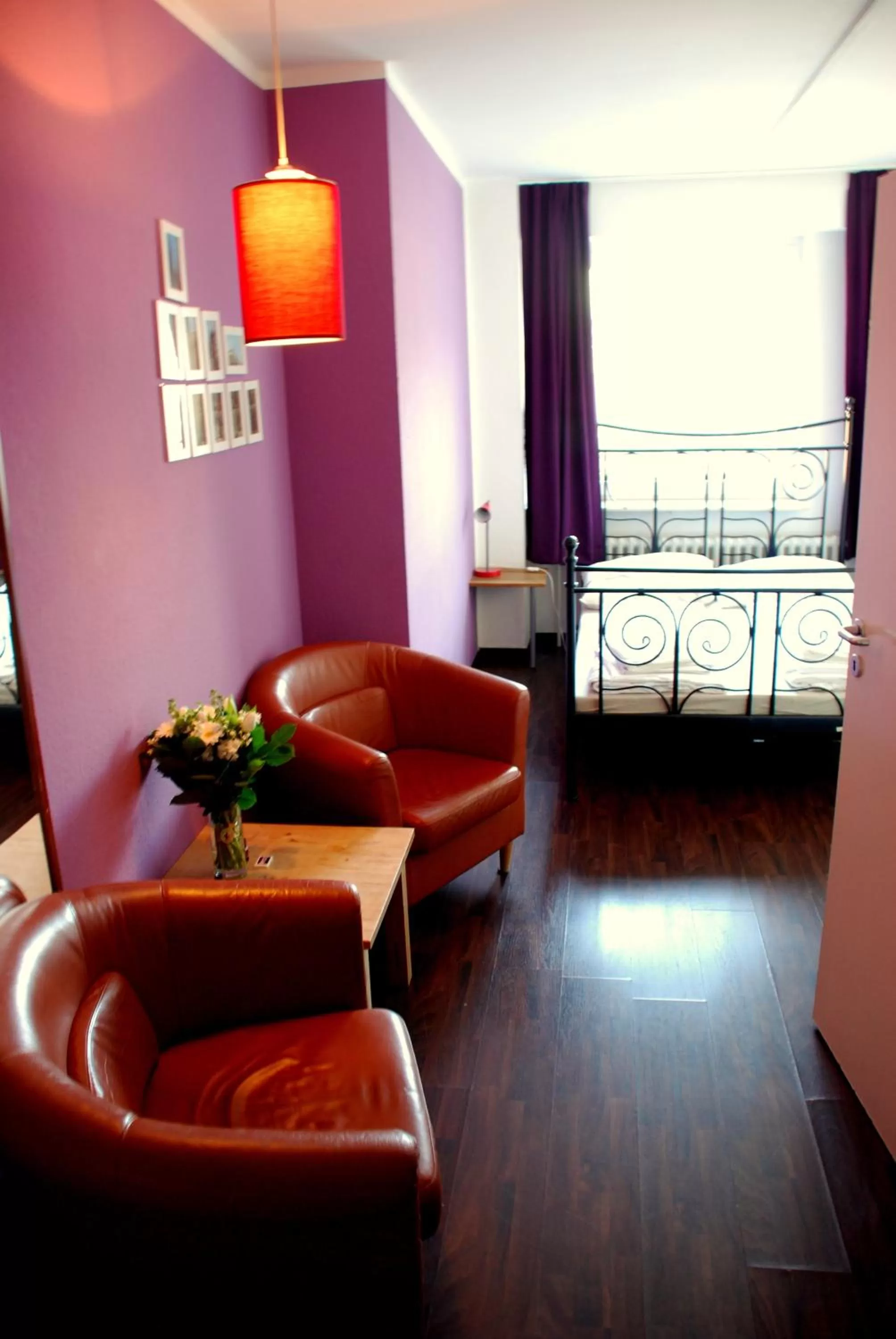 Seating area, Bed in Station - Hostel for Backpackers