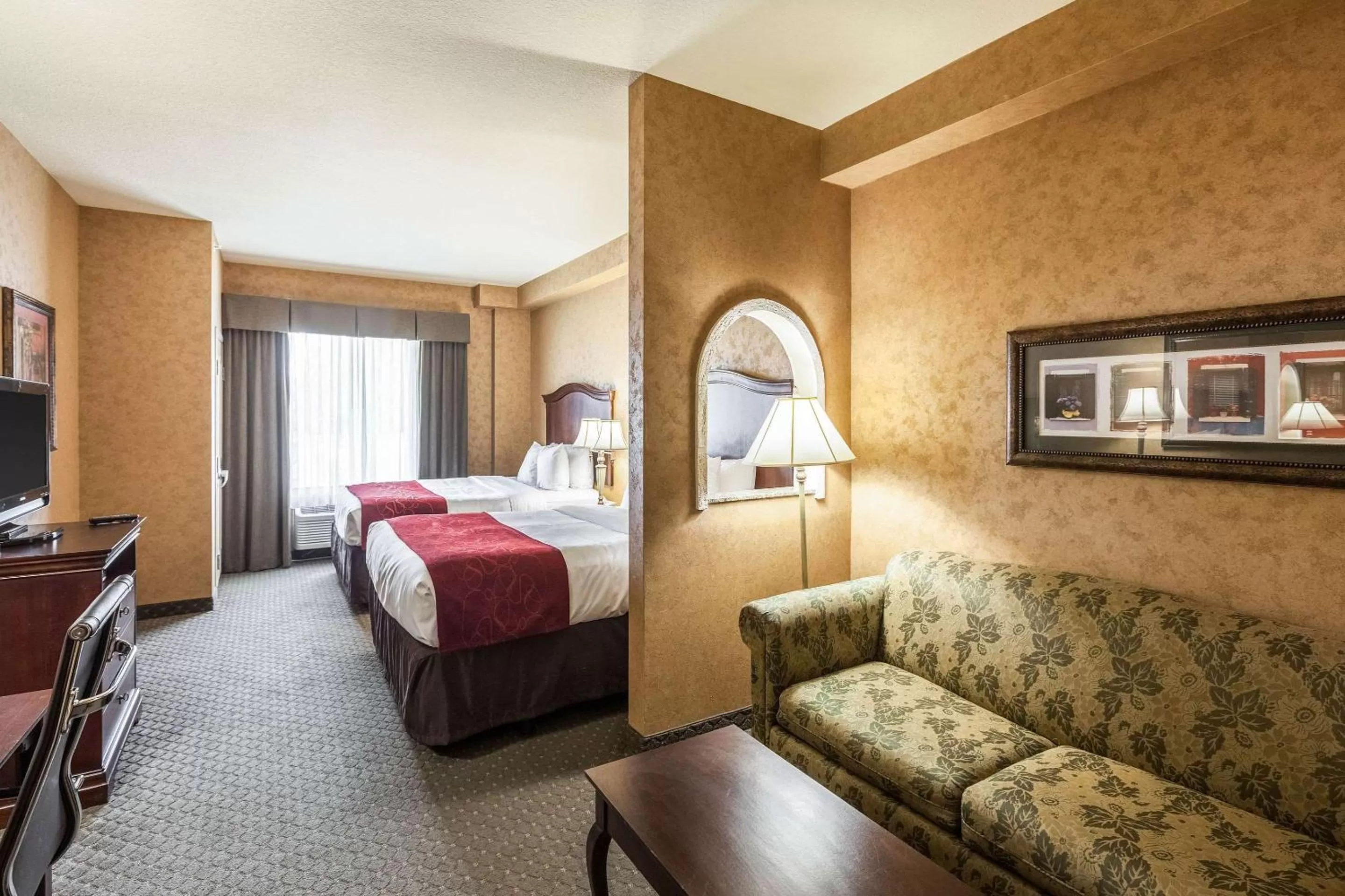 Photo of the whole room, Bed in Comfort Suites Alamo-River walk