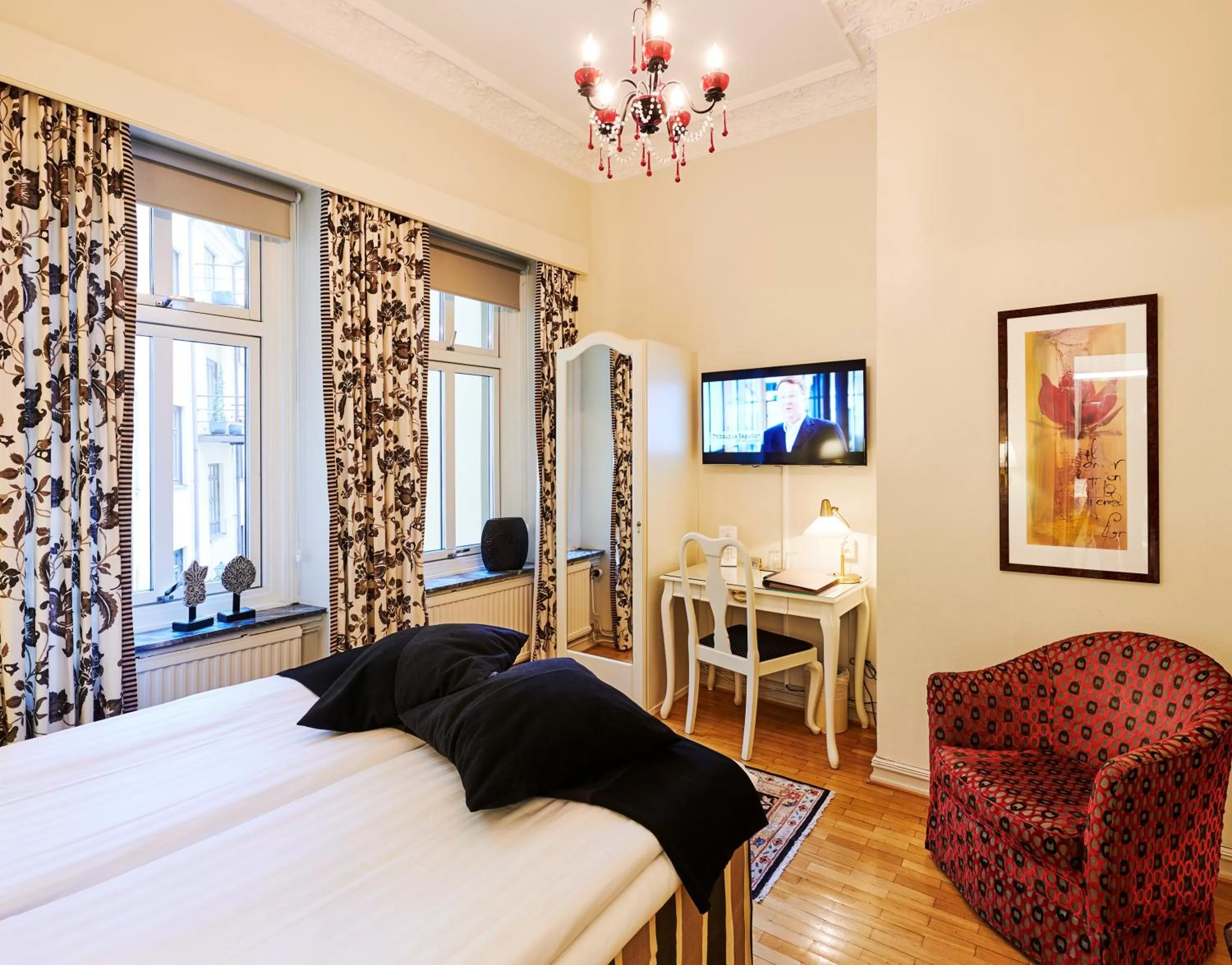 Photo of the whole room, Bed in Hotel Royal