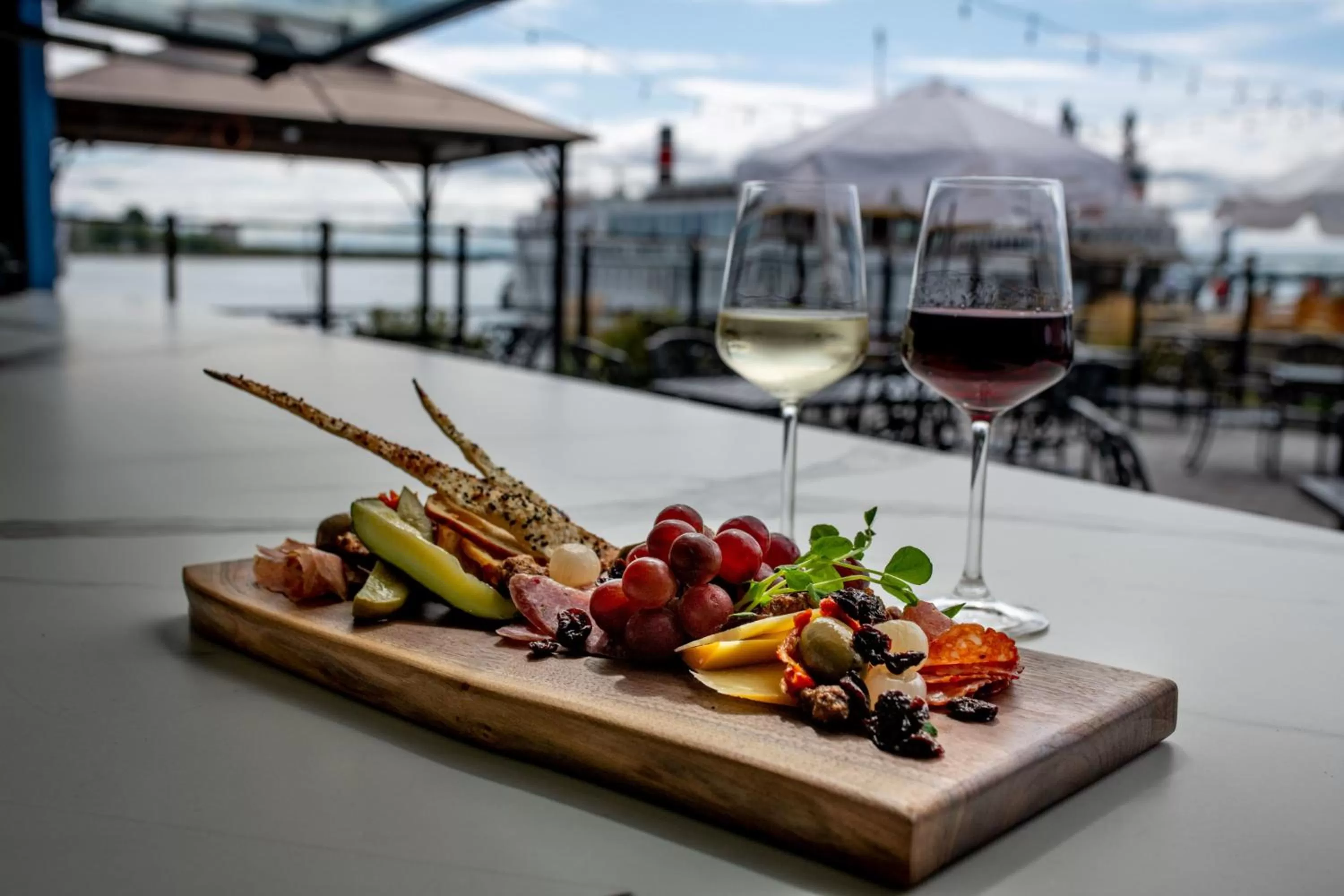 Restaurant/places to eat in Holiday Inn Kingston - Waterfront by IHG