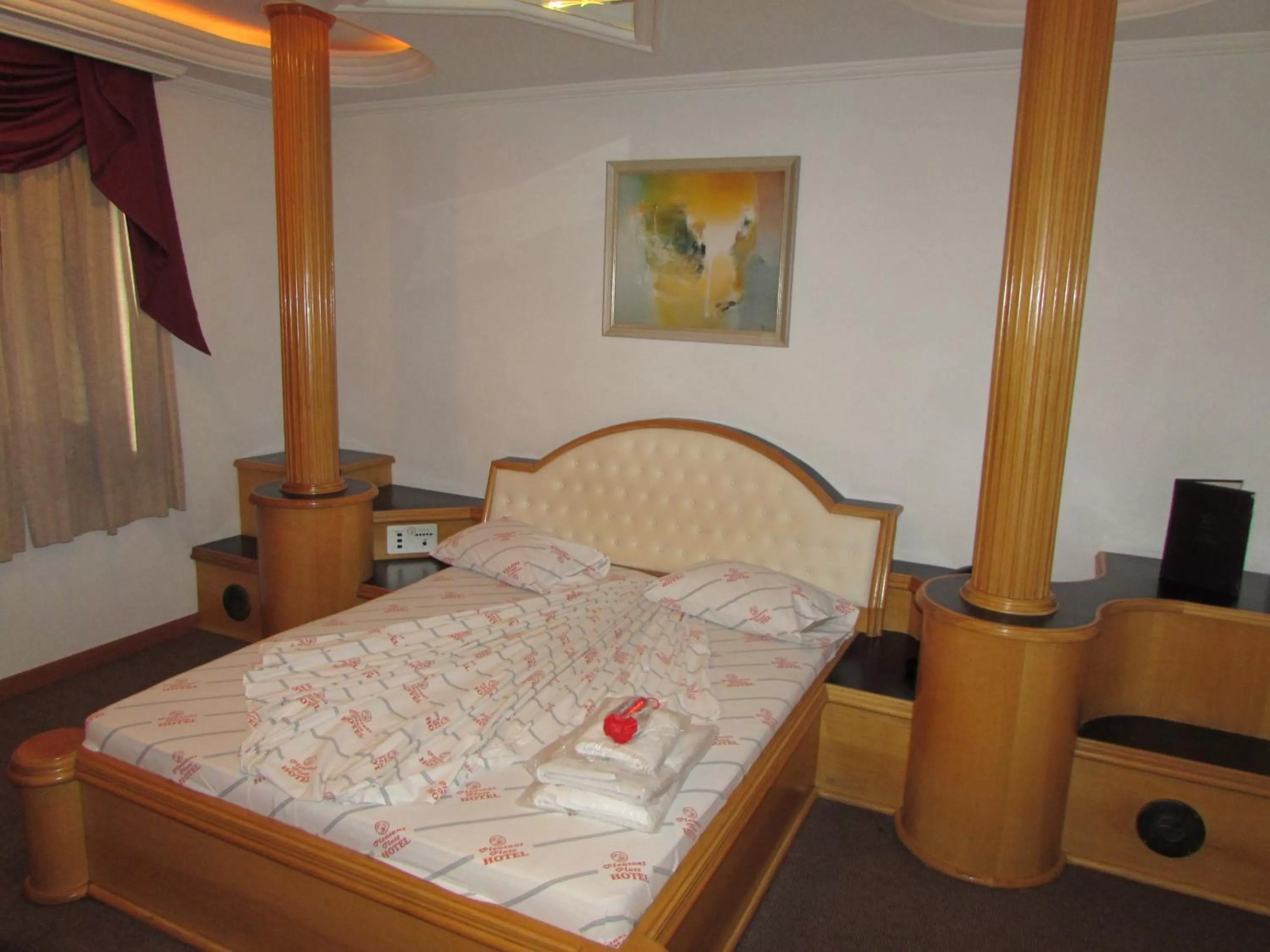 Bedroom, Bed in Pleasant Place Hotel