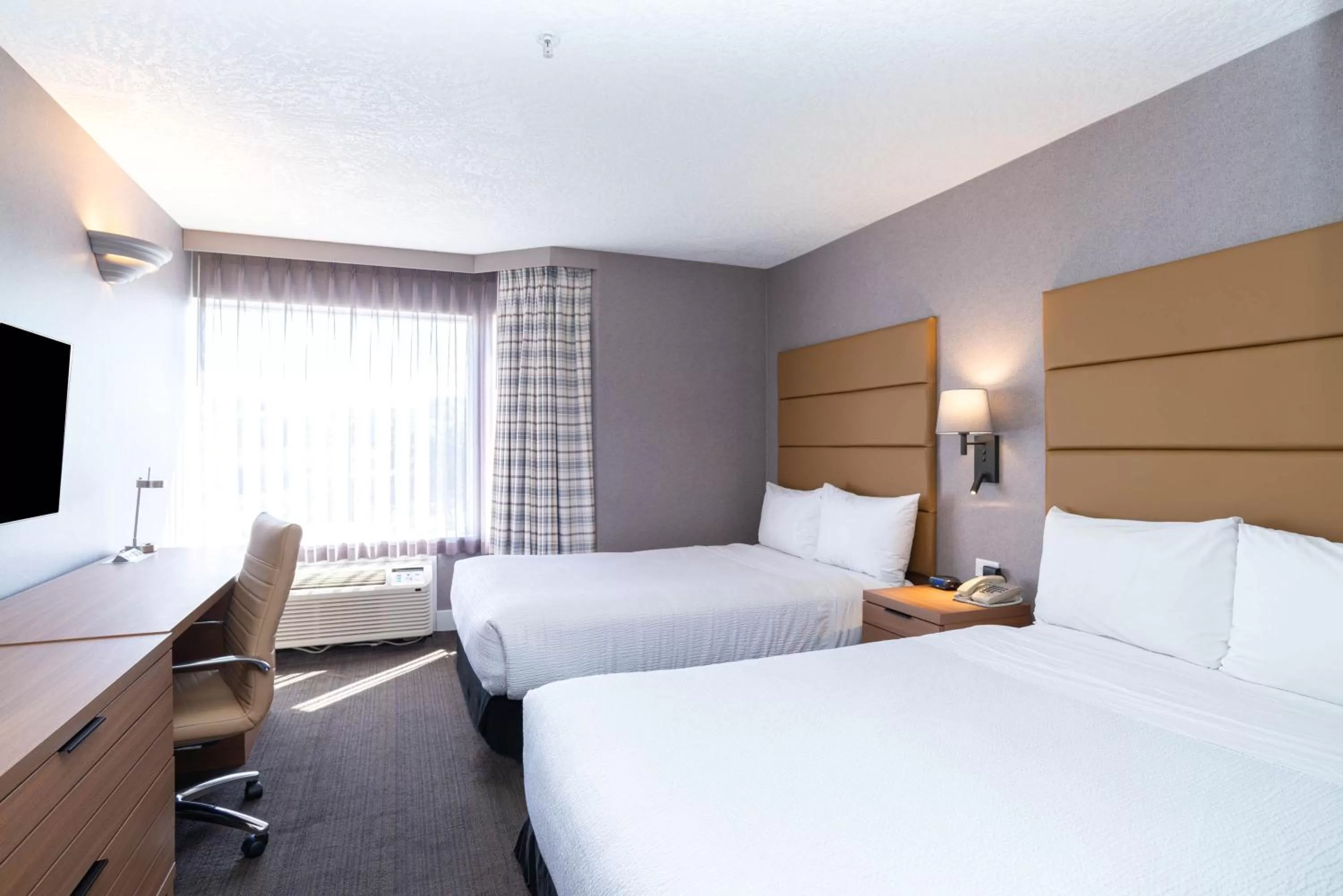 Photo of the whole room, Bed in Sandman Hotel Victoria