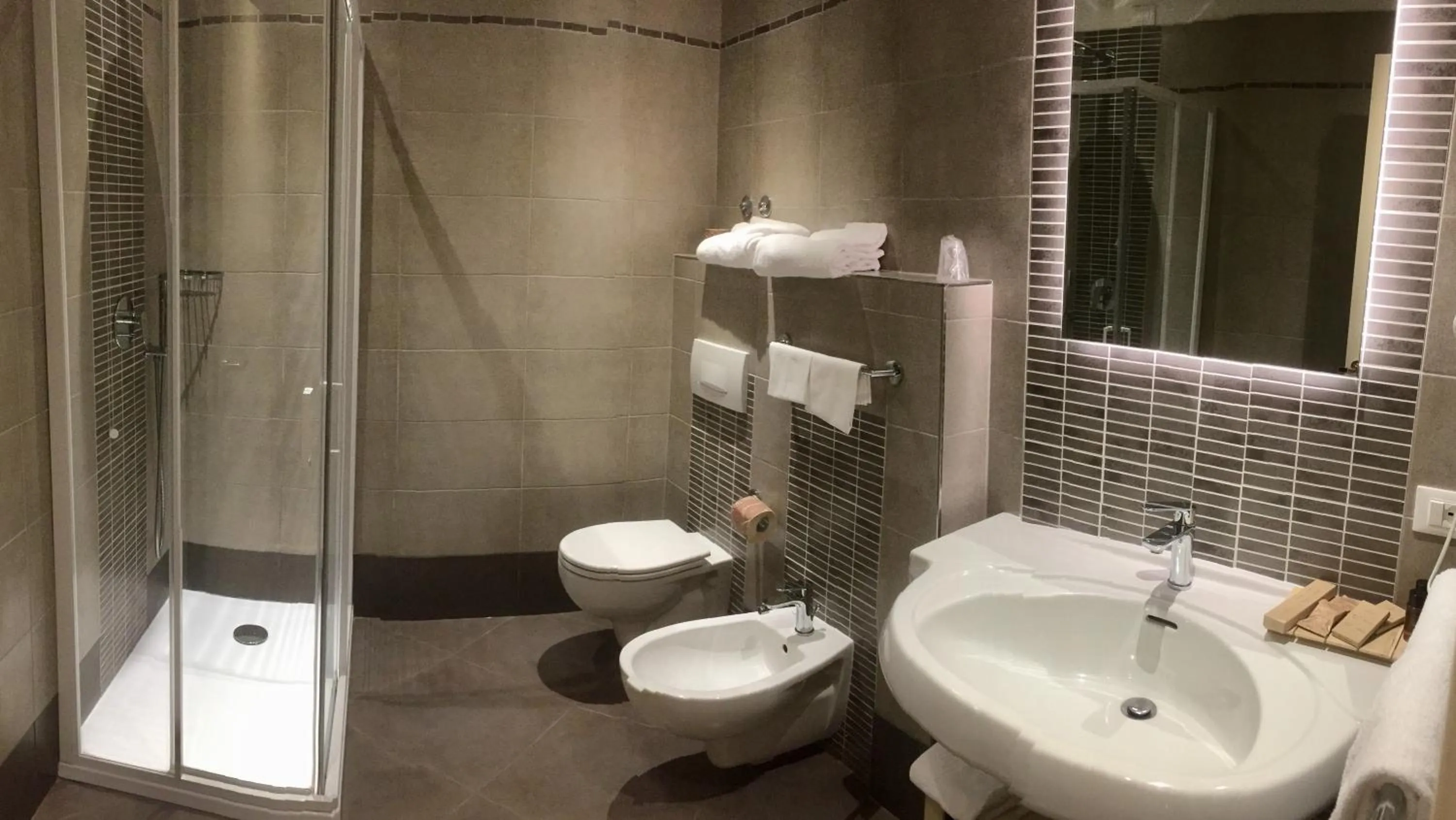 Shower in Hotel Cristallo di La Rosetta Srl