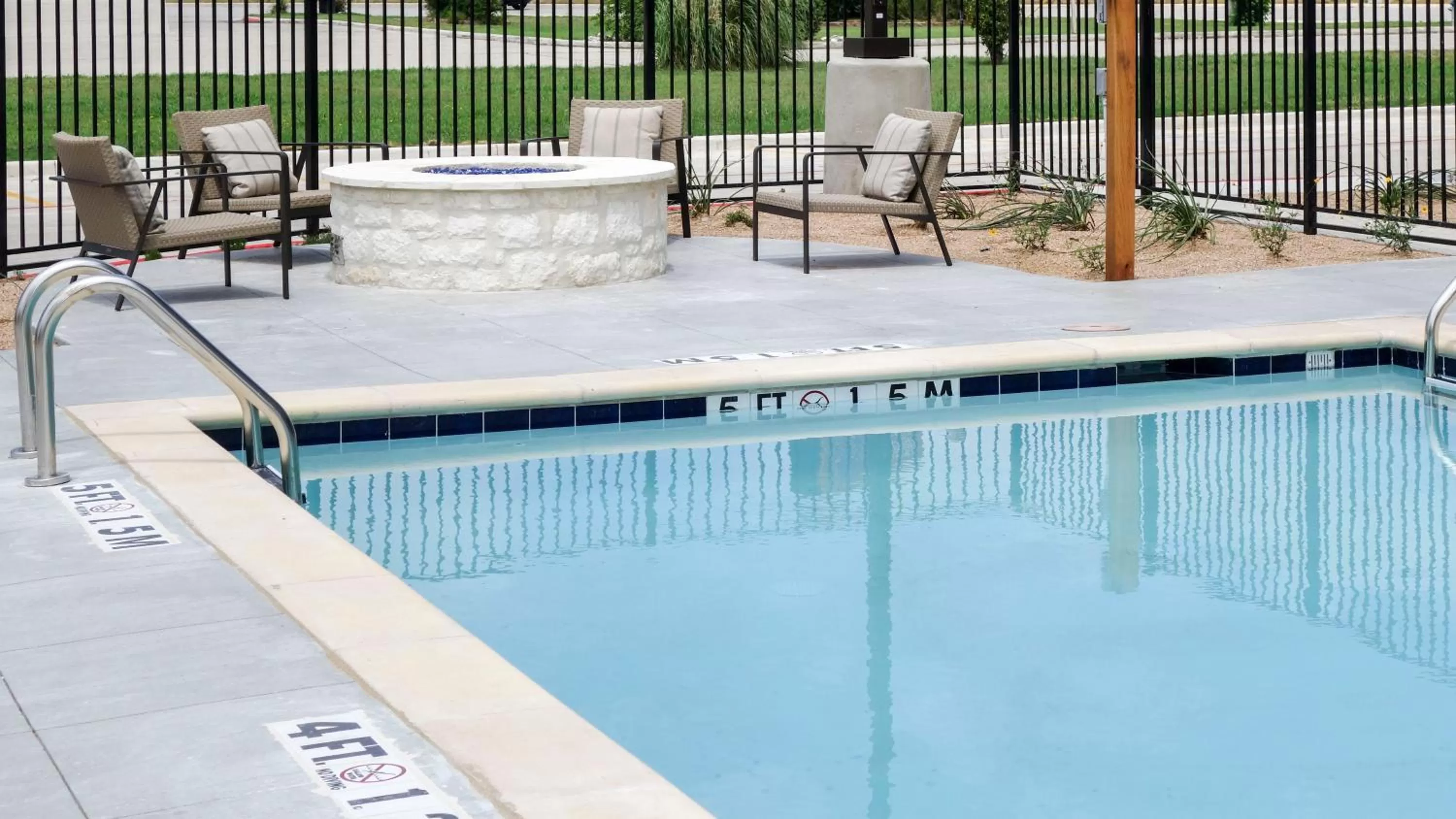 Swimming pool in Country Inn & Suites by Radisson, New Braunfels, TX