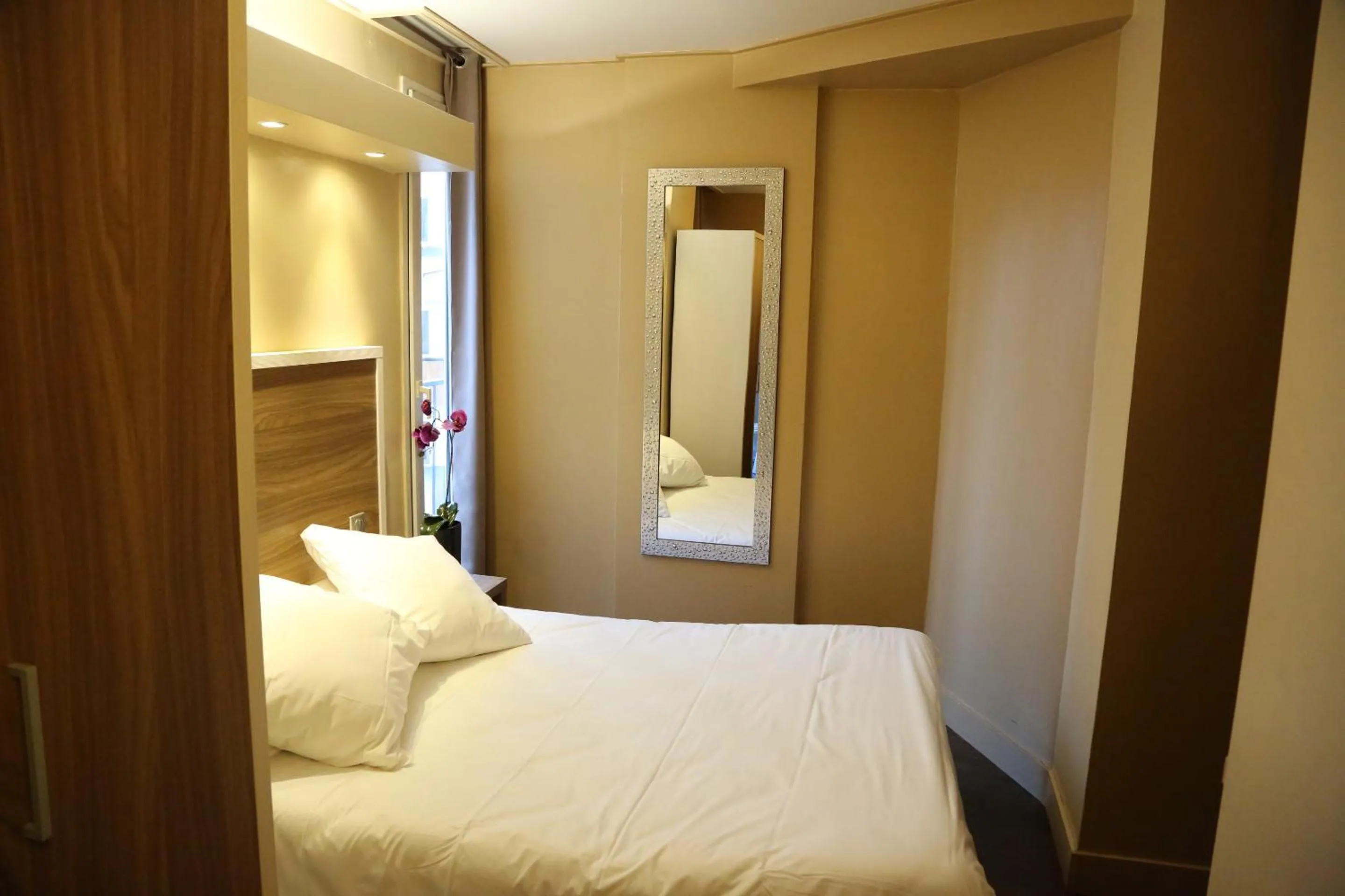 Bedroom, Bed in Grand Hotel Nouvel Opera