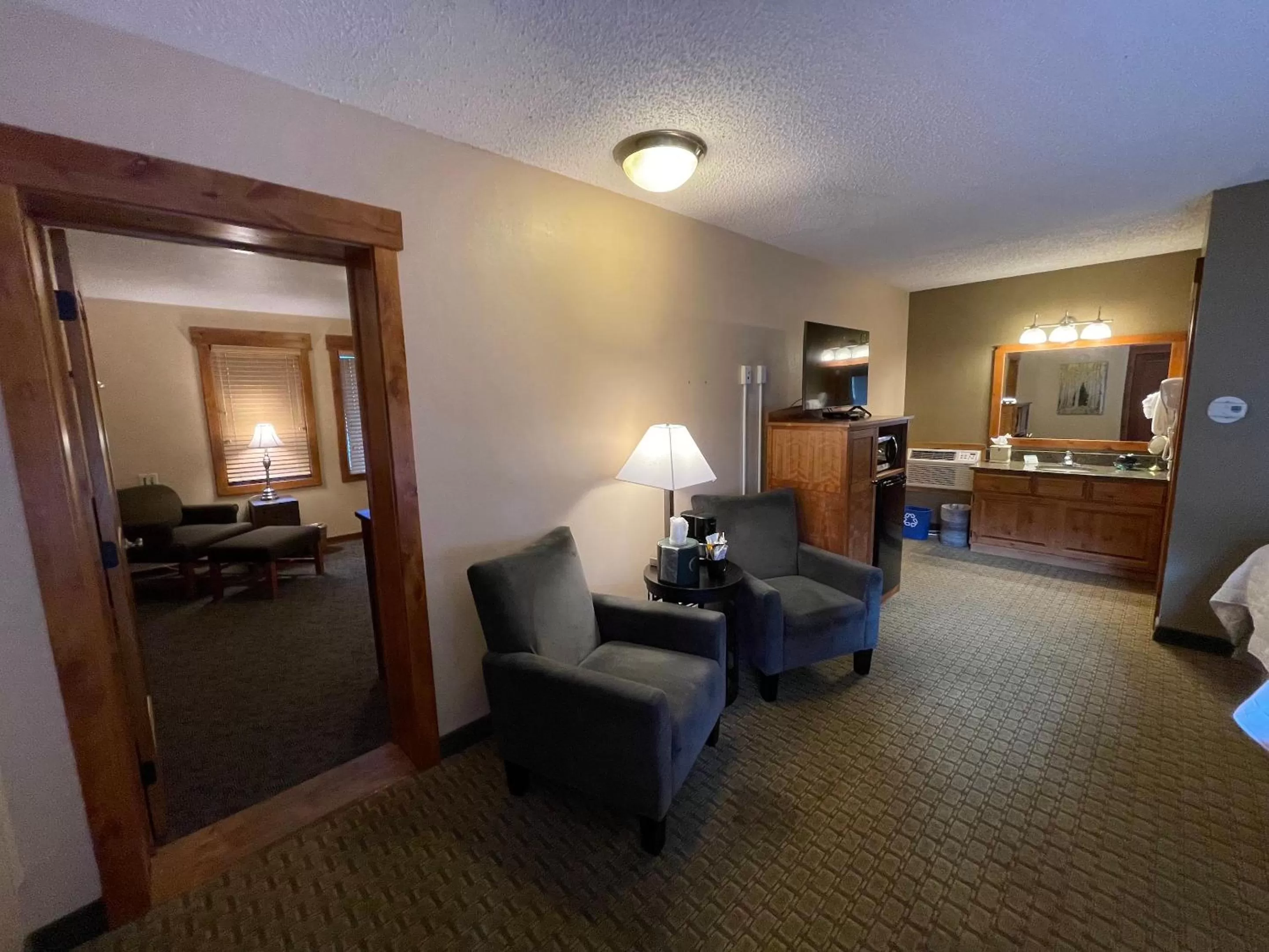 Seating area, Bed in Silver Moon Inn