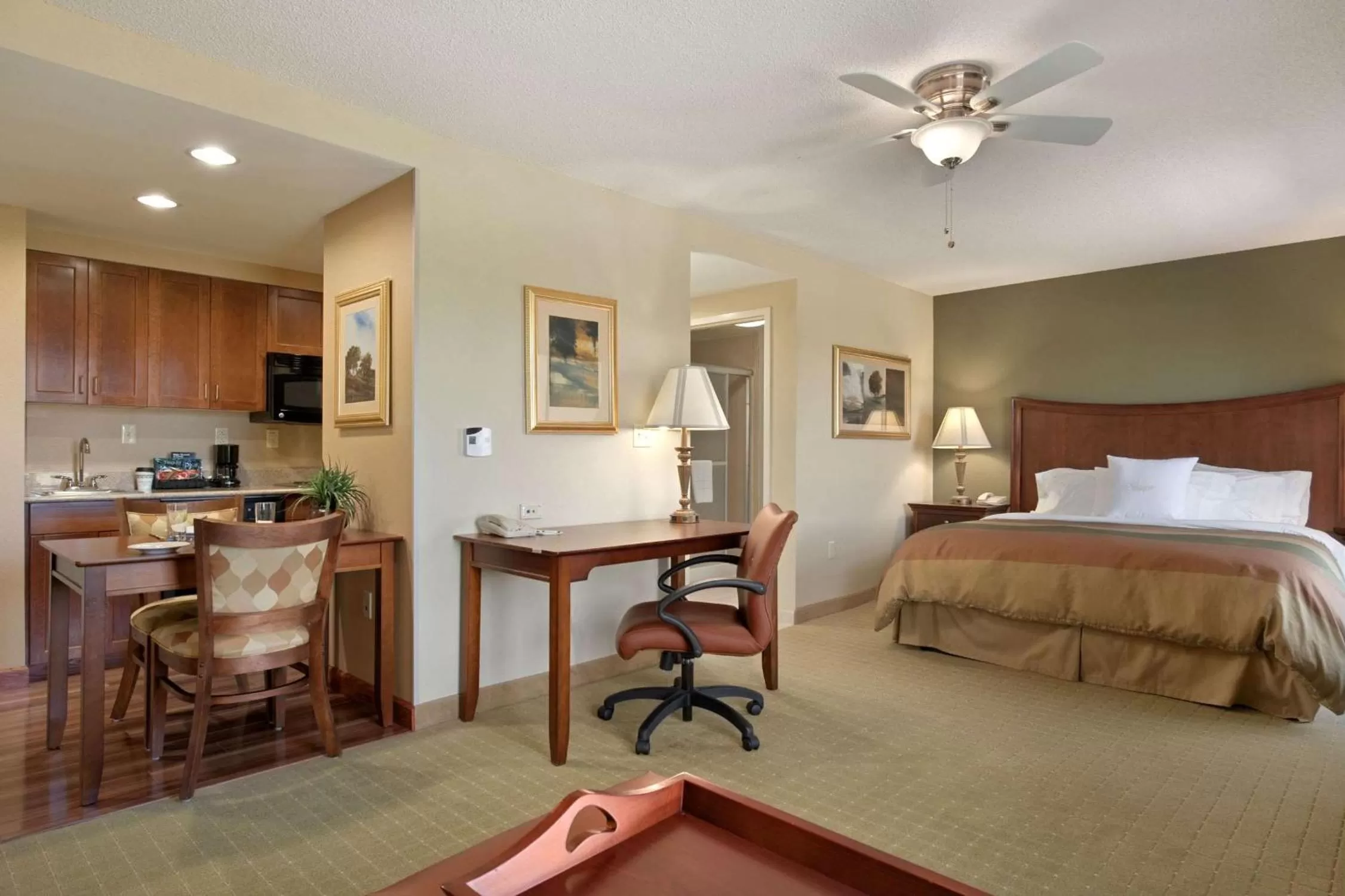 Kitchen or kitchenette, Bed in Homewood Suites by Hilton Rochester - Victor