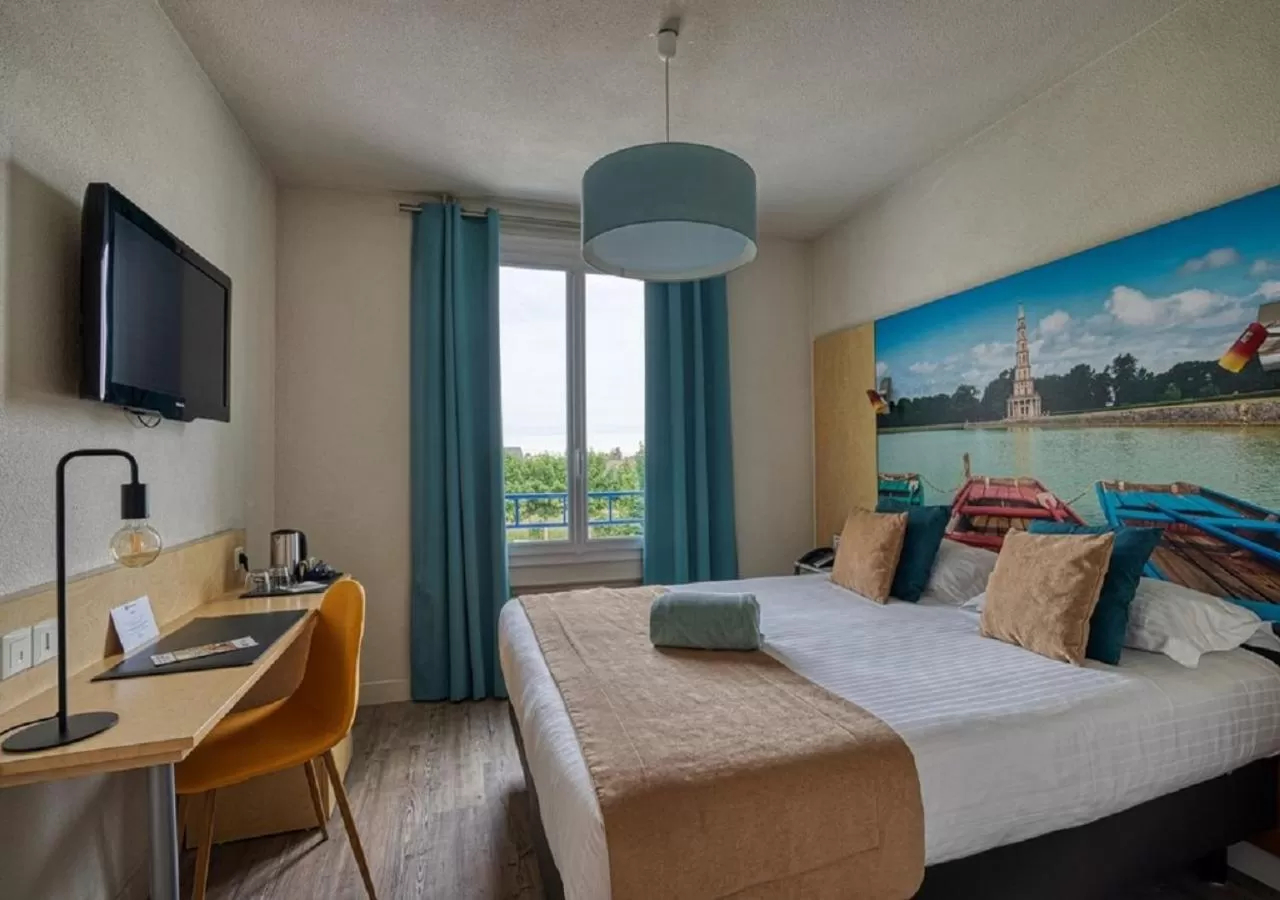 Bed in Best Western Le Vinci Loire Valley