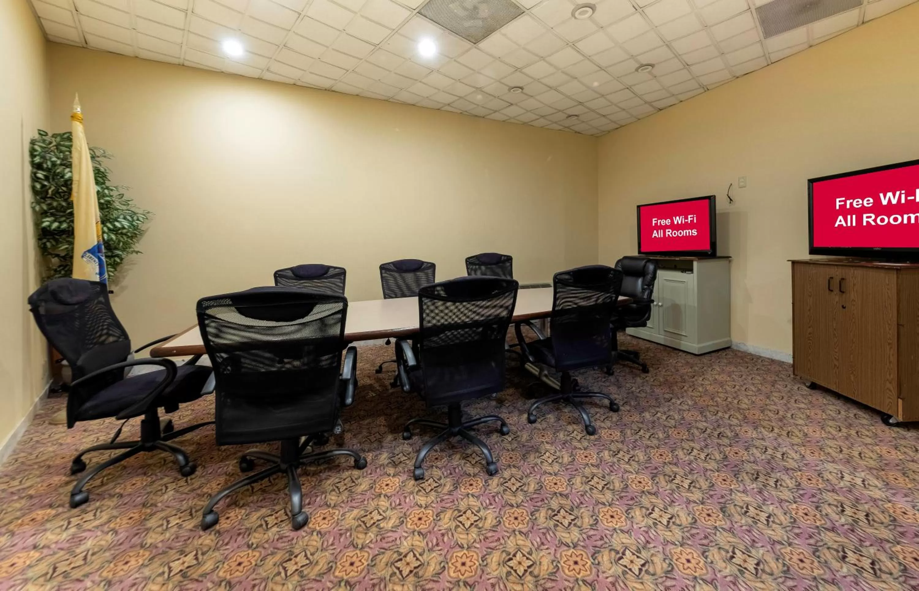 Meeting/conference room in Red Roof PLUS Newark Liberty Airport - Carteret