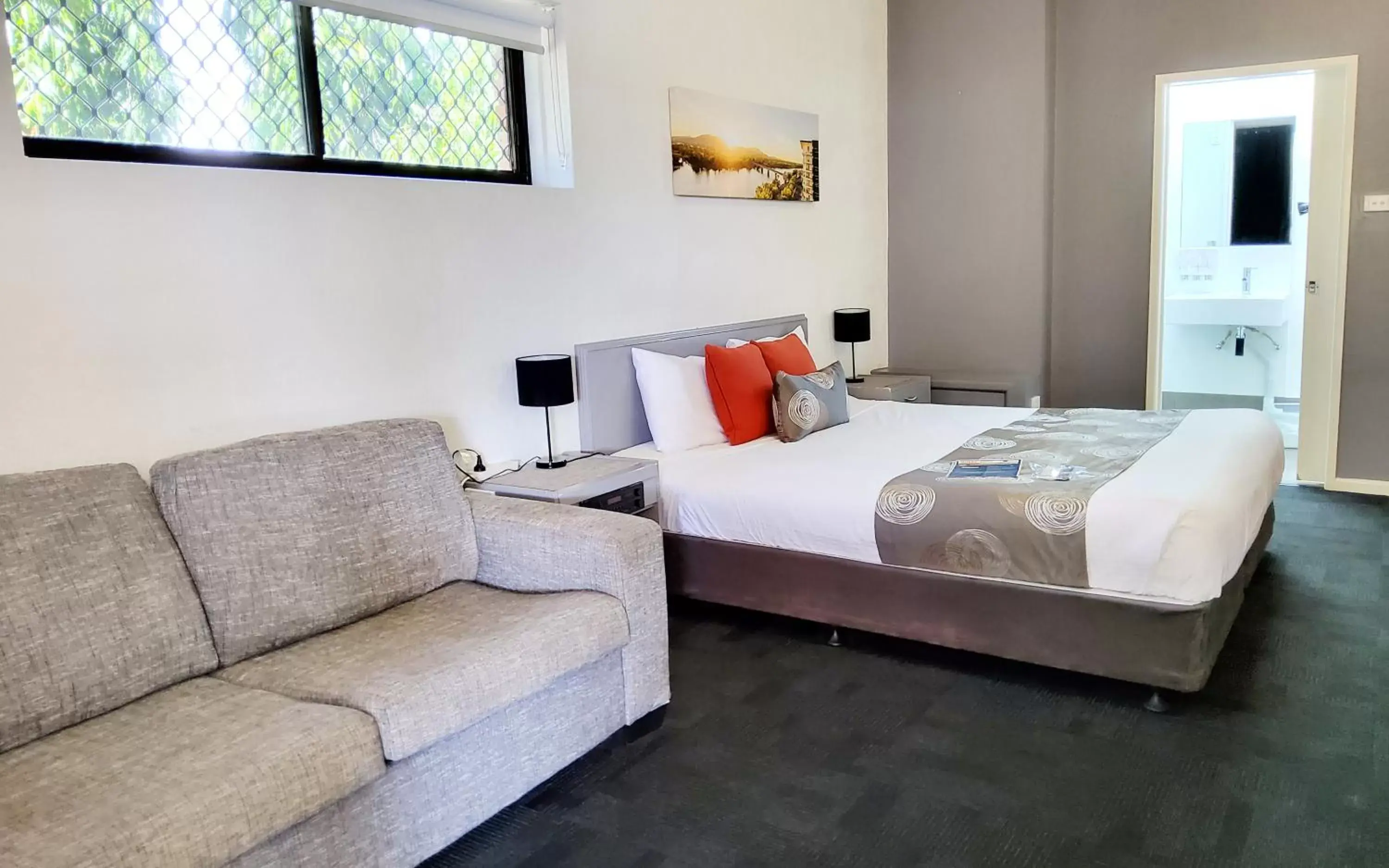 Deluxe Triple Room (Non Pet) in Archer Park Motel Deluxe Triple Room (Non Pet) in Archer Park Motel