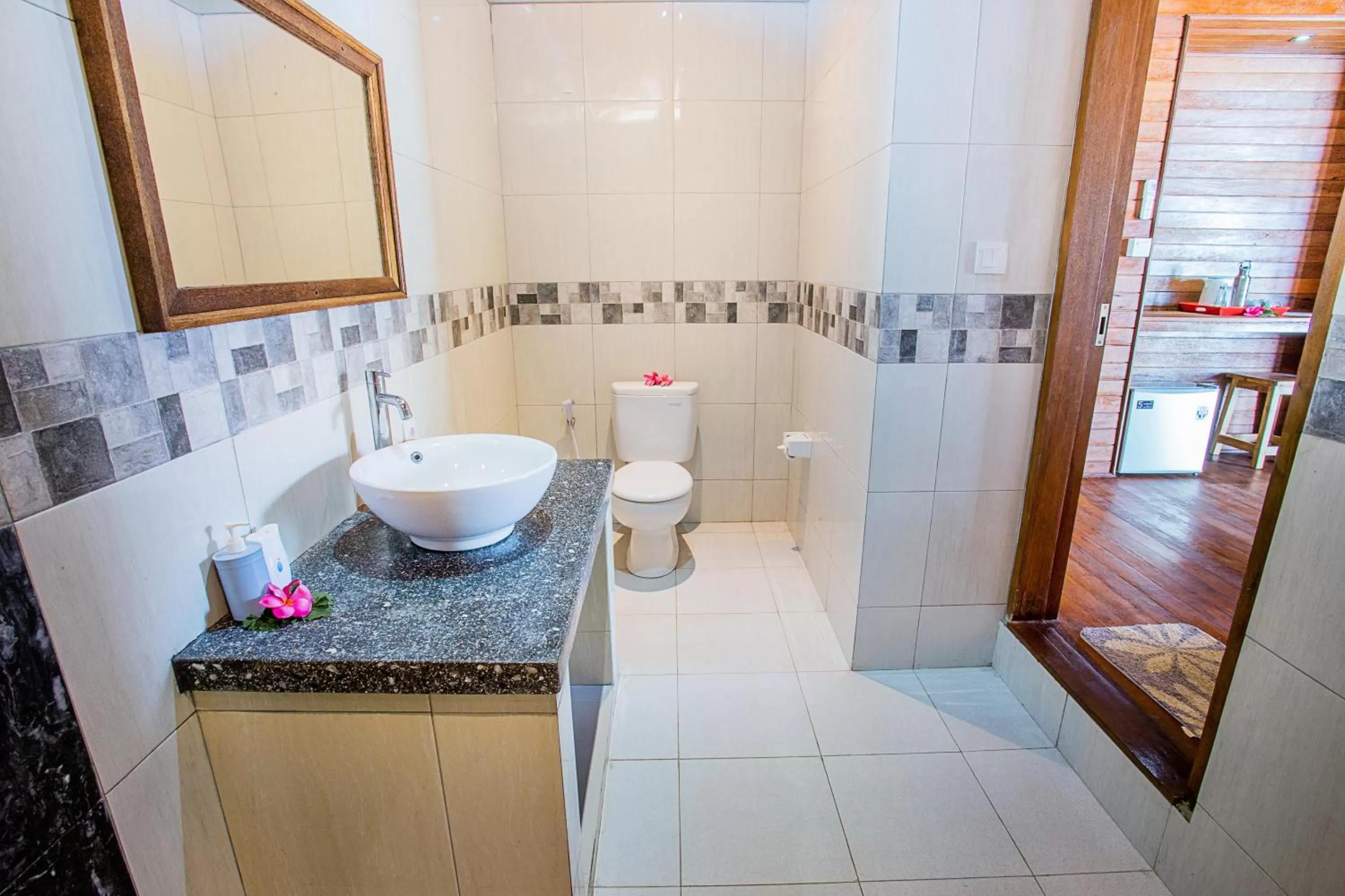 Shower in Nusa Veranda Sunset Villas & Restaurant