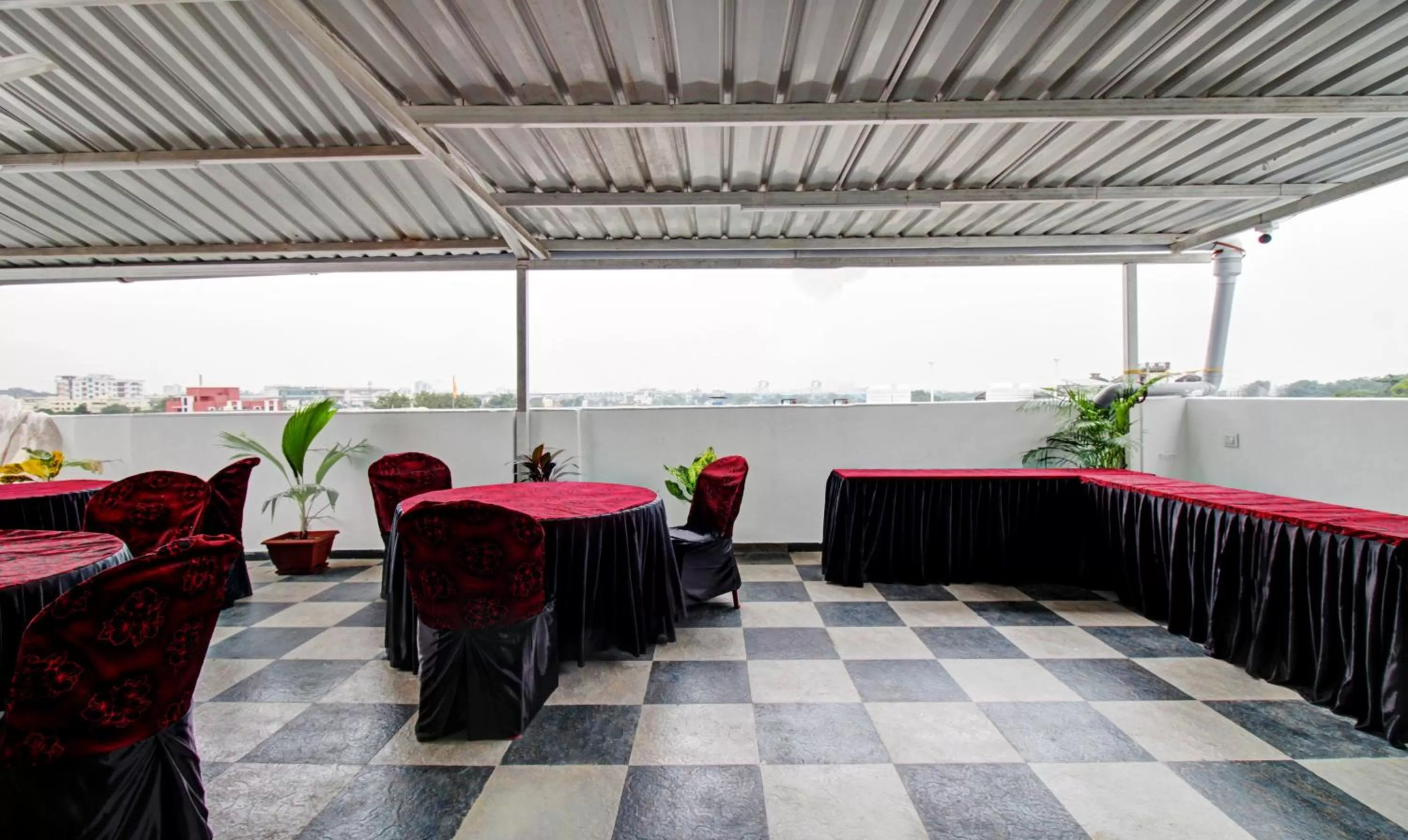 Restaurant/places to eat in Treebo Hotel Rk Inn, Railway Station