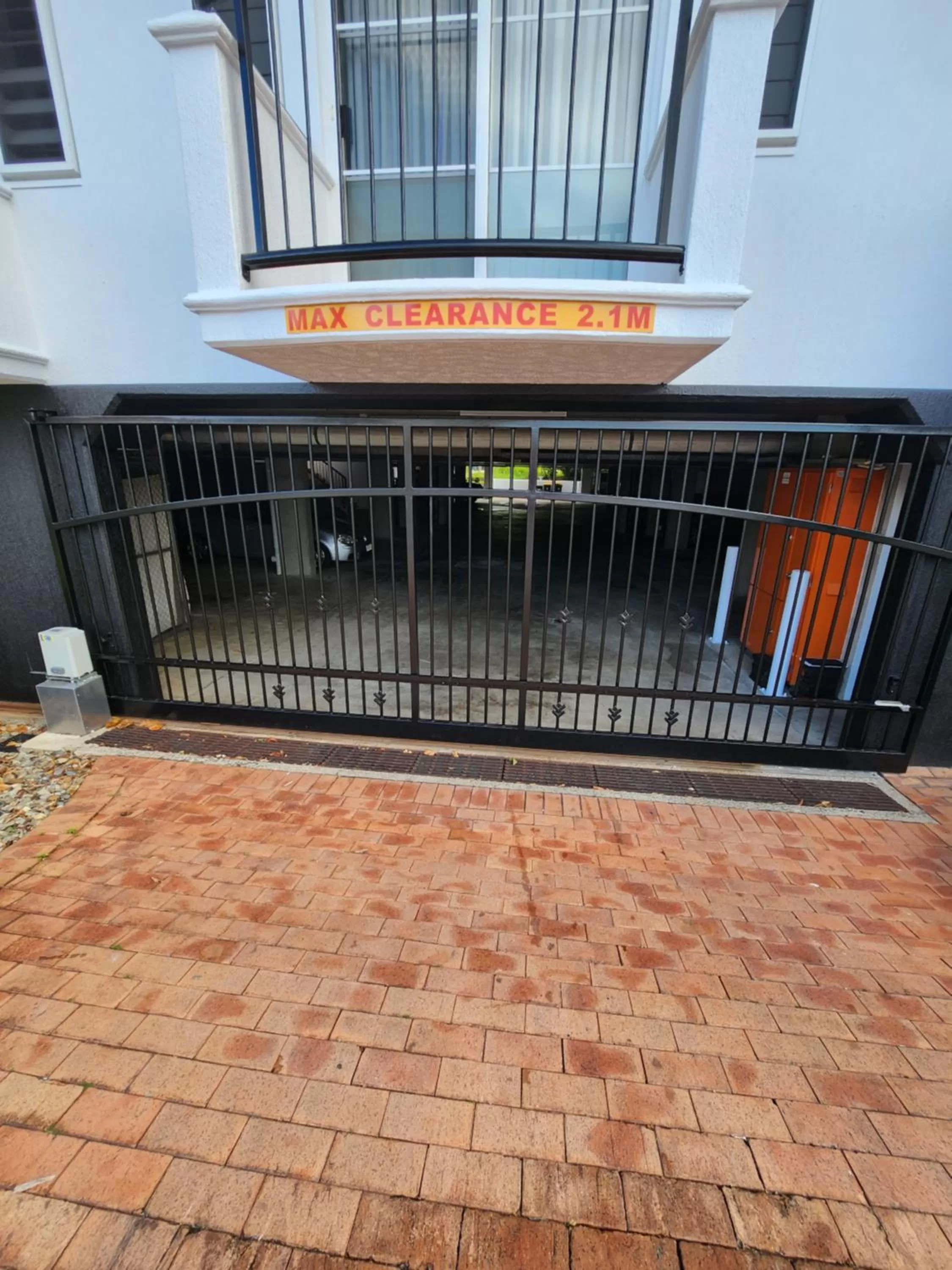 Parking in Villa Vaucluse Apartments