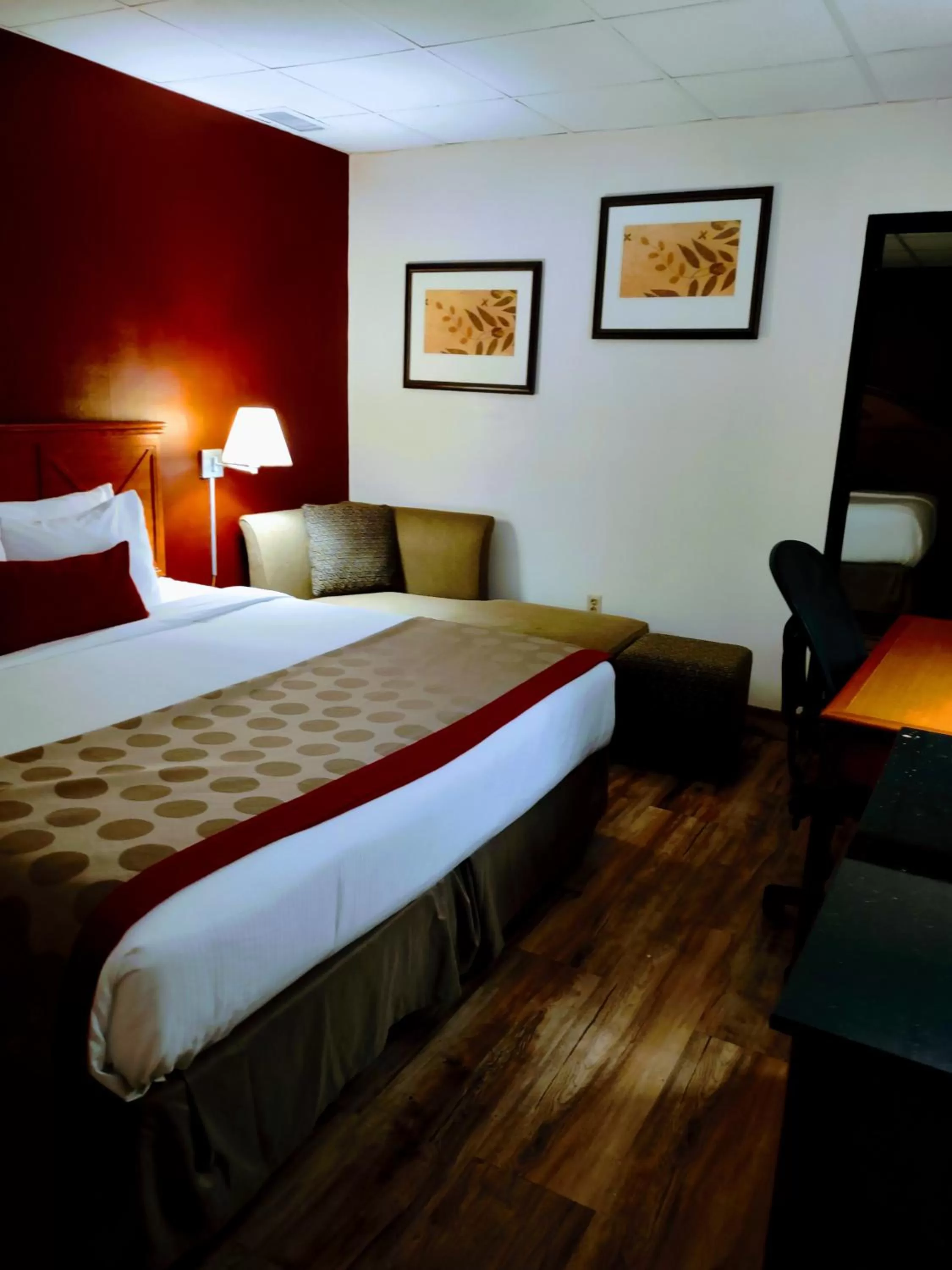 Bedroom, Bed in Ramada by Wyndham Albert Lea