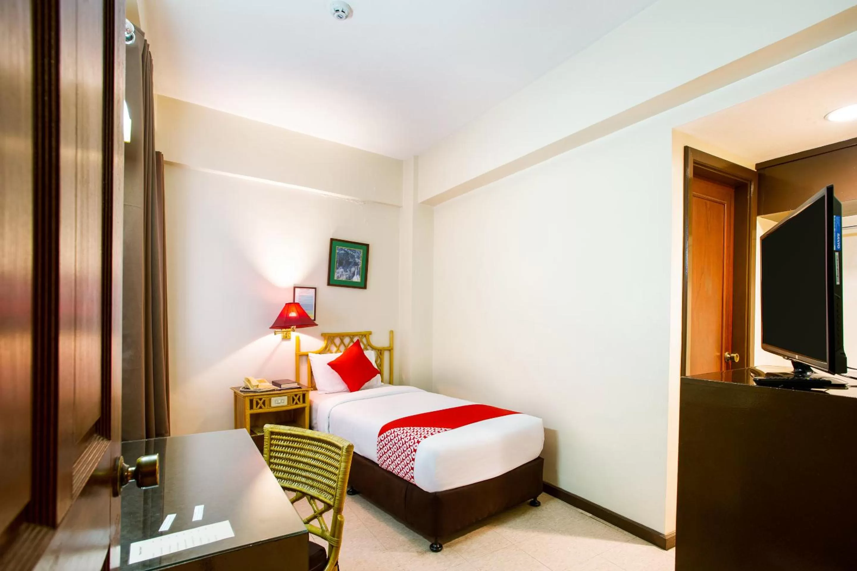 Bedroom, Bed in OYO 414 Humberto's Hotel