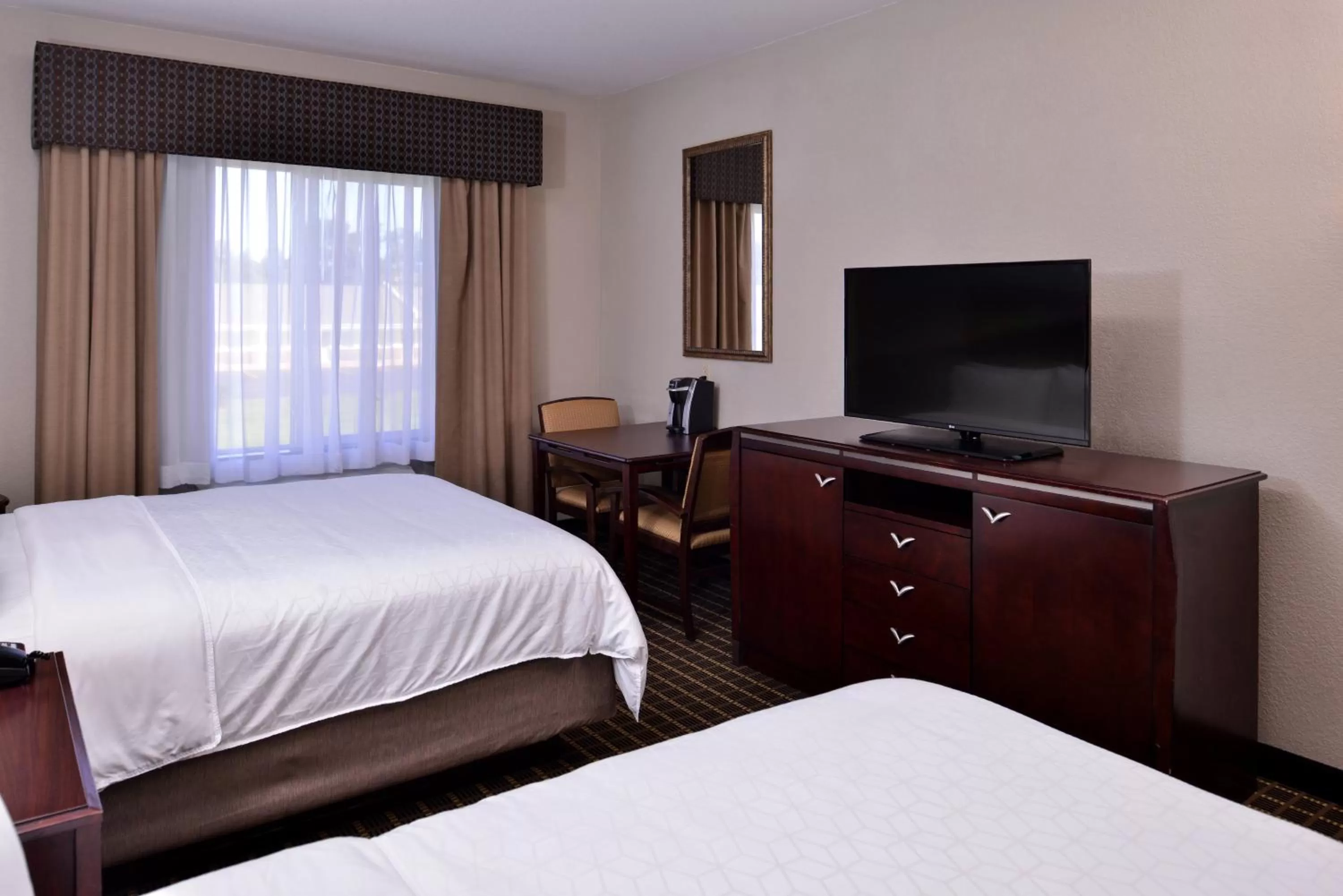 Photo of the whole room, Bed in Holiday Inn Express & Suites Pittsburg by IHG