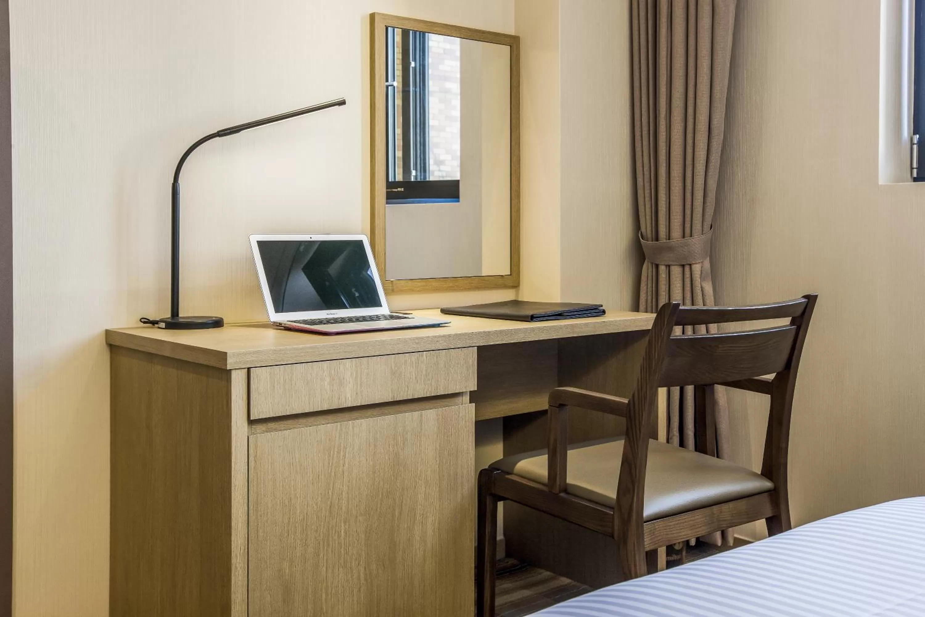 Standard Twin Room in Hamilton Hotel