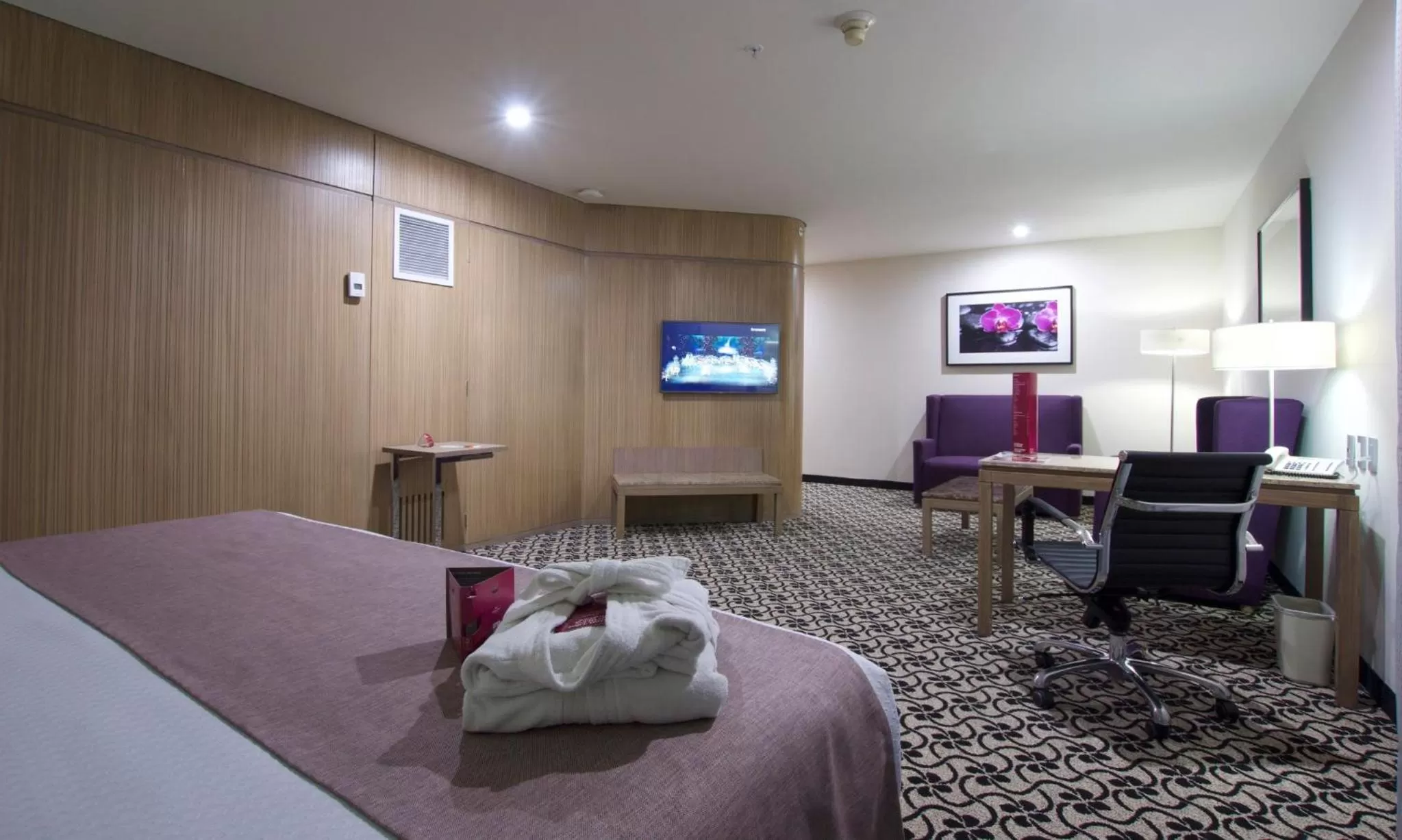 Photo of the whole room, Bed in Crowne Plaza Hotel Mexico City North-Tlalnepantla, an IHG Hotel