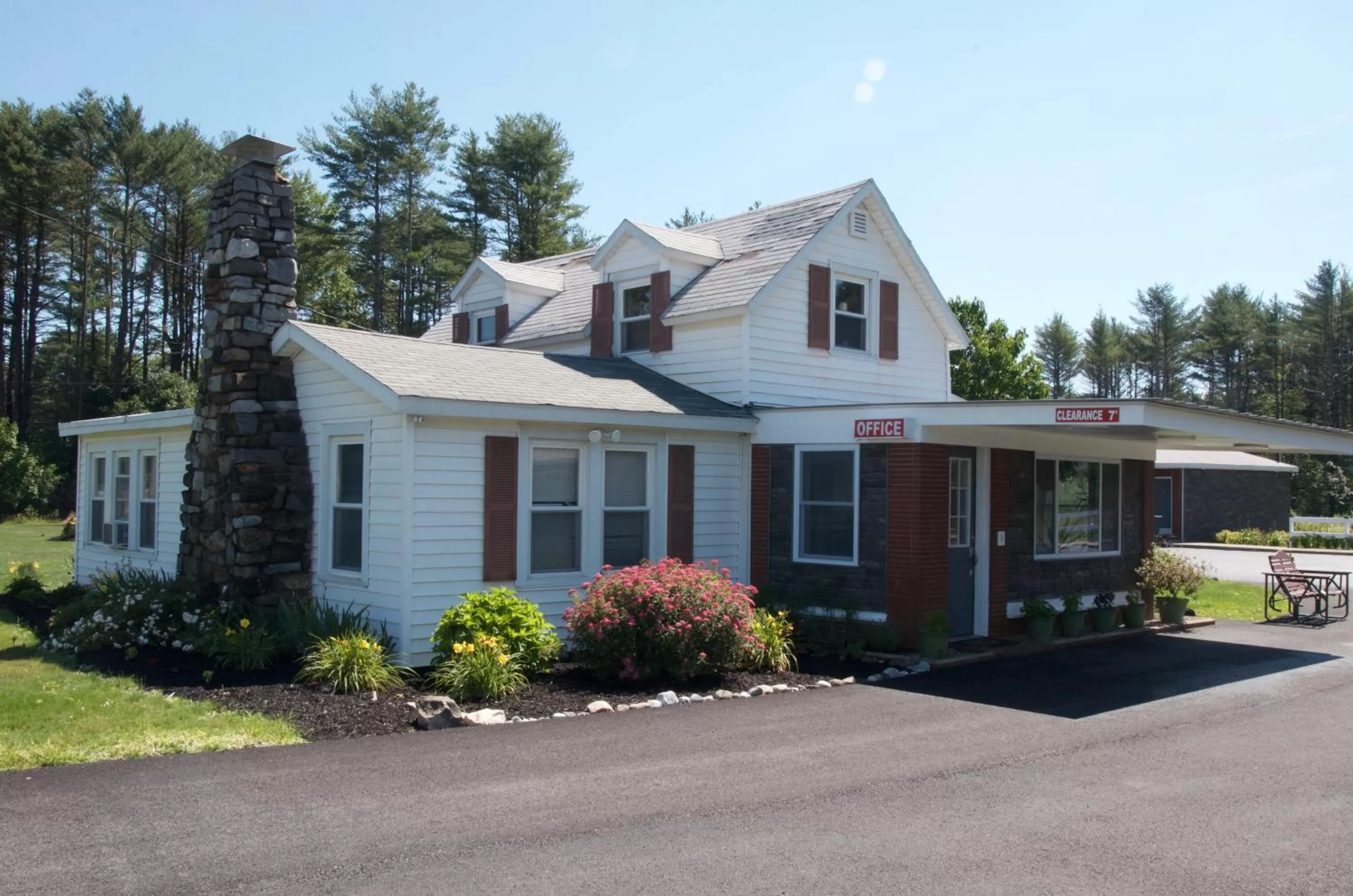 Property building in Sara Glen Motel - Saratoga Springs-Glens Falls